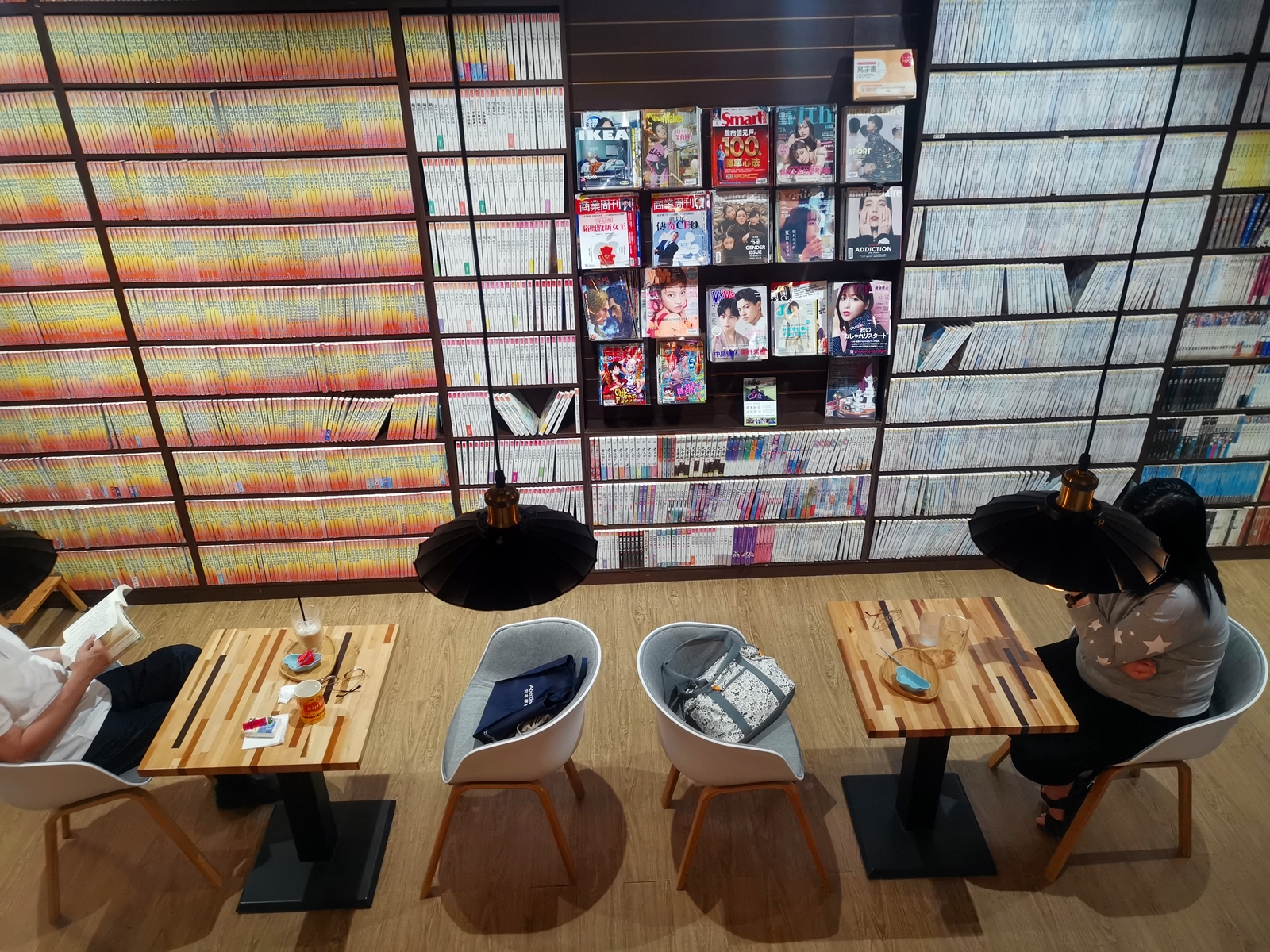 租書店兼文青咖啡館，點杯飲料就可盡情享受。