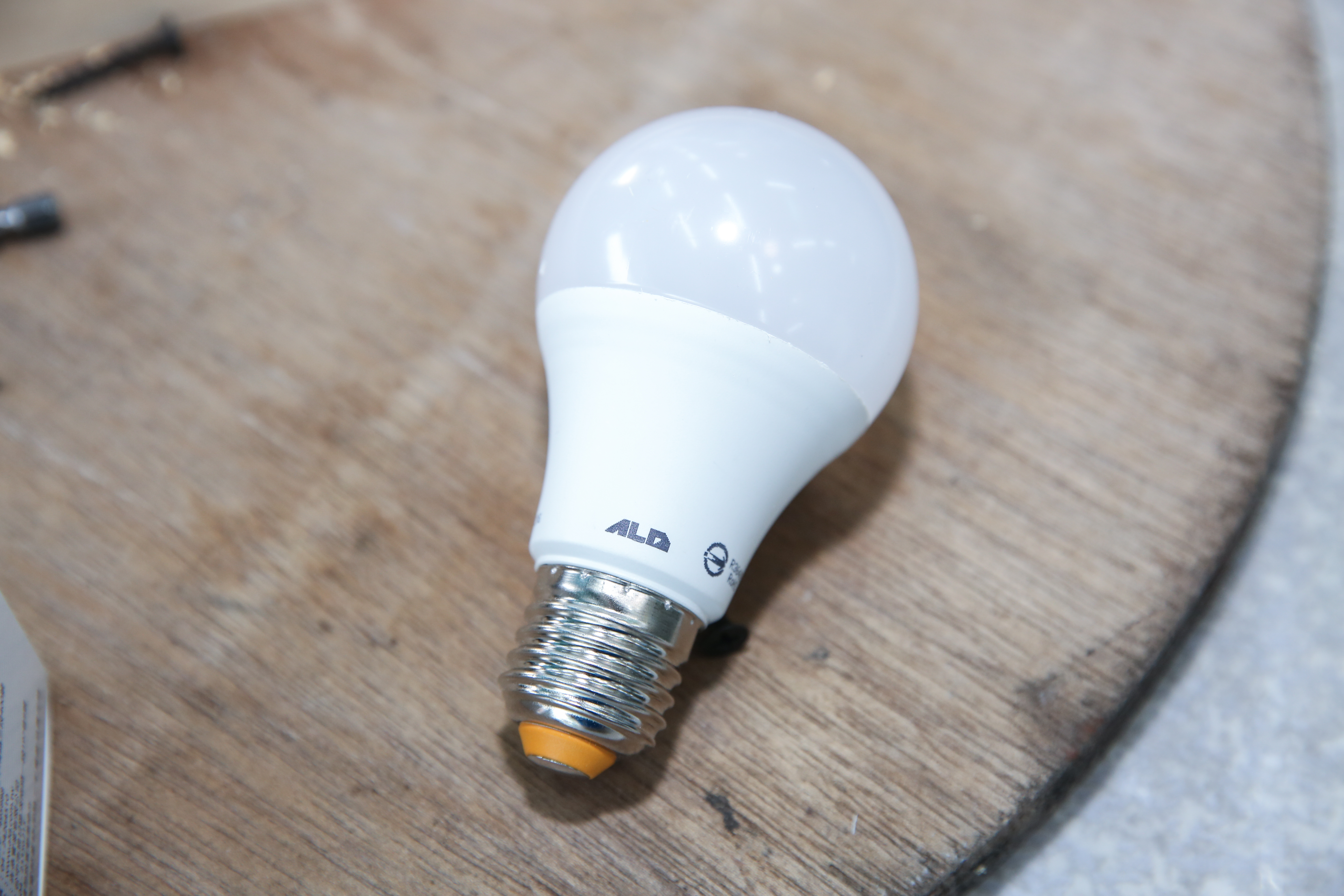 陸製LED省電燈泡品質良莠不齊，振宇找台廠開發ALD自有品牌燈泡。（98元／顆）