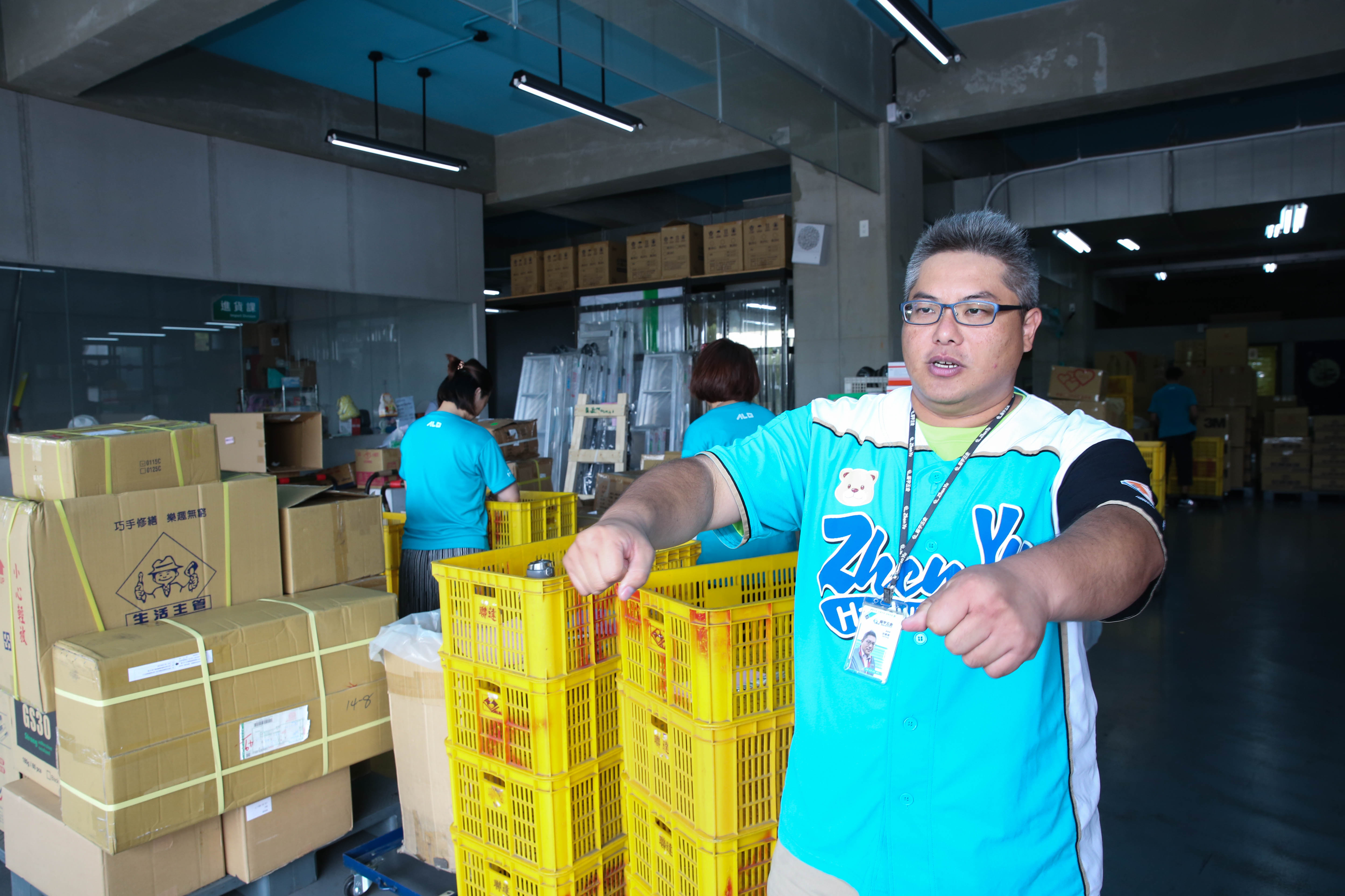 洪國展（中）從小在五金行幫忙，熟悉拓點與行銷規劃細節，接班後做出不少改革。