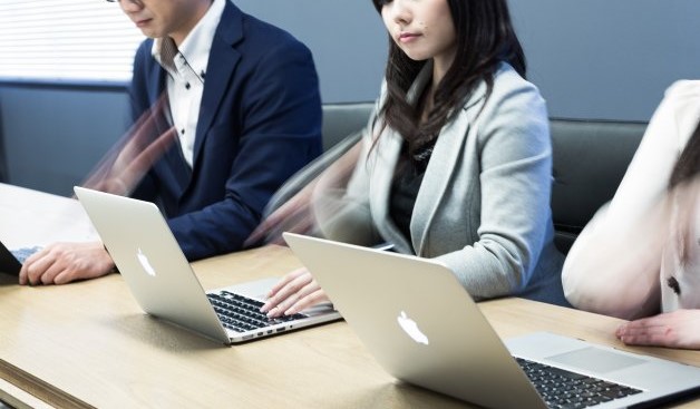 一名女業務出門拜訪客戶,遭對方輕挑開玩笑穿著不夠露。示意圖,非當事者。(翻攝自pakutaso)