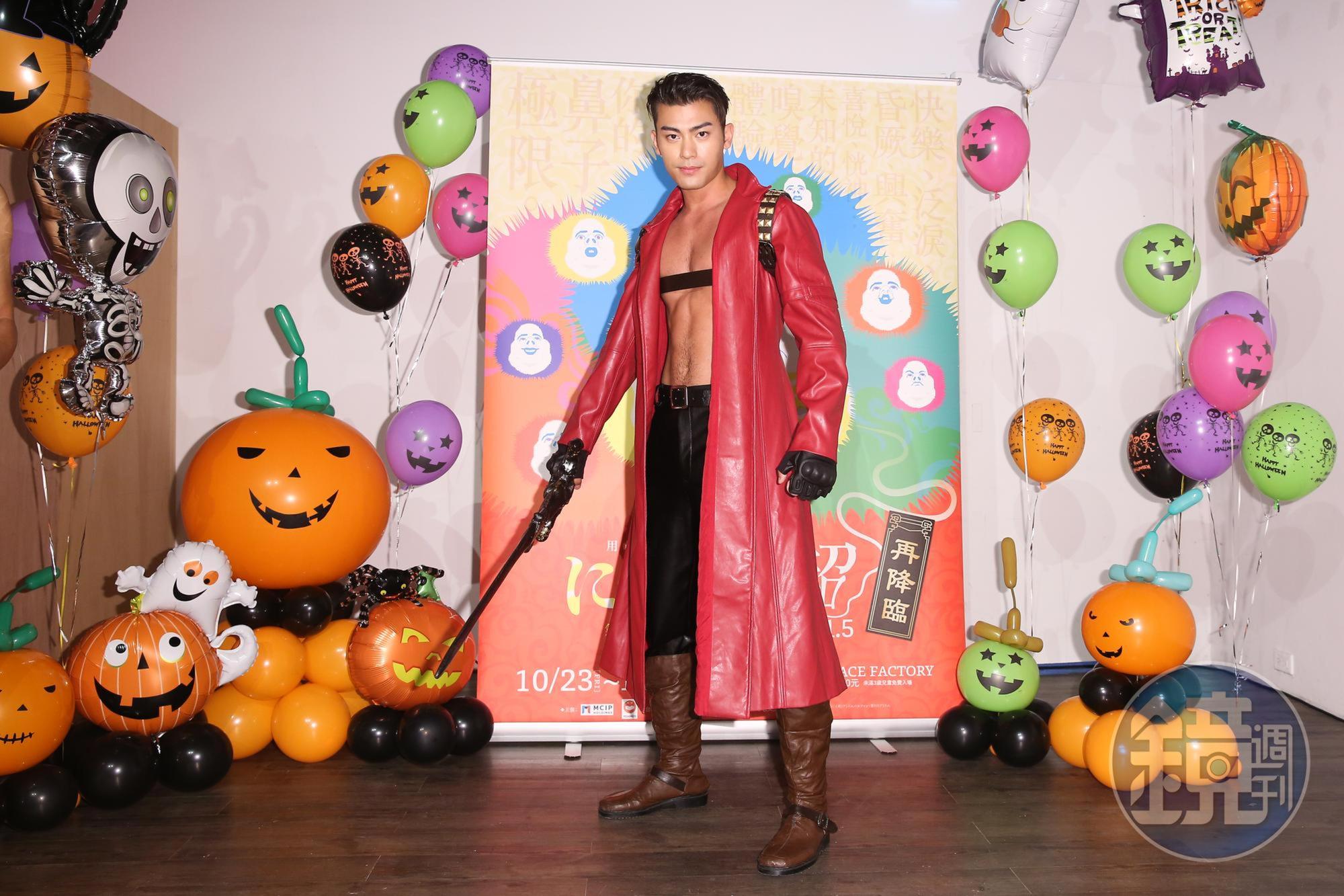 徐愷今cosplay電玩人物「惡魔獵人」但丁露出冰塊盒腹肌,替明天開幕的「氣味展超1.5」站台。