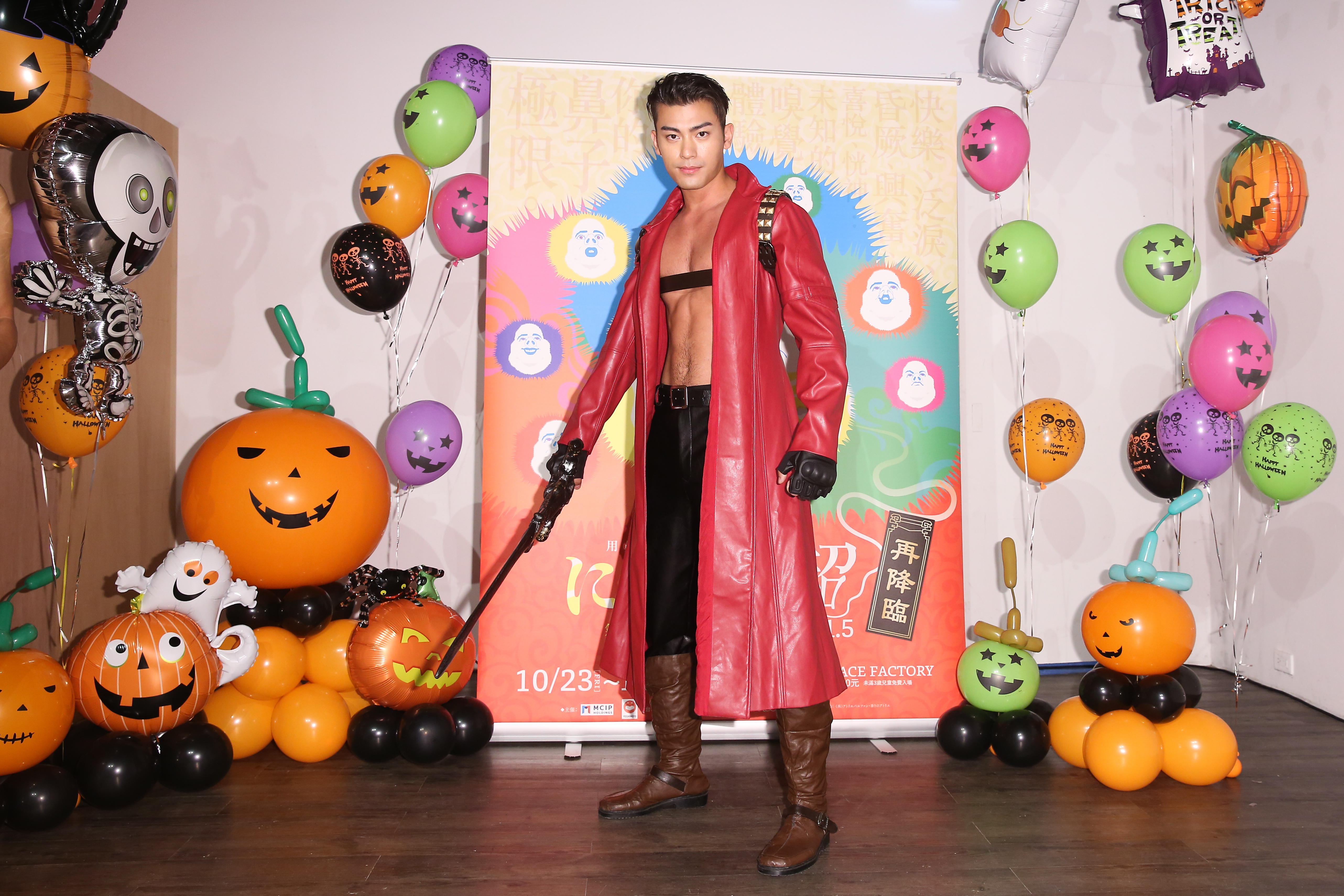 徐愷今cosplay電玩人物「惡魔獵人」但丁露出冰塊盒腹肌，替明天開幕的「氣味展超1.5」站台。