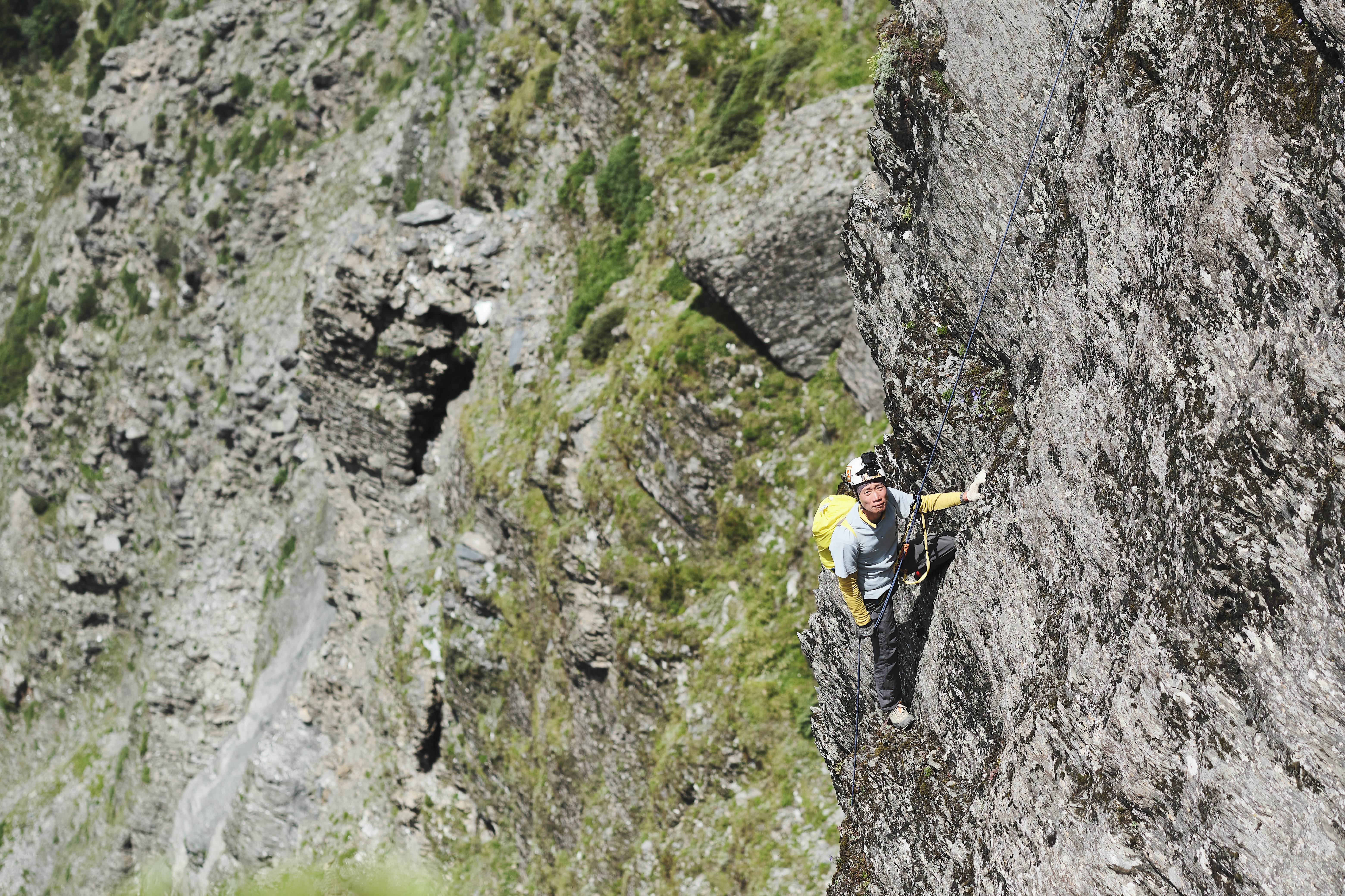 儘管蕭添益身手敏捷，面對崇敬雄偉的高山，他仍是謹慎小心，絲毫不敢大意。