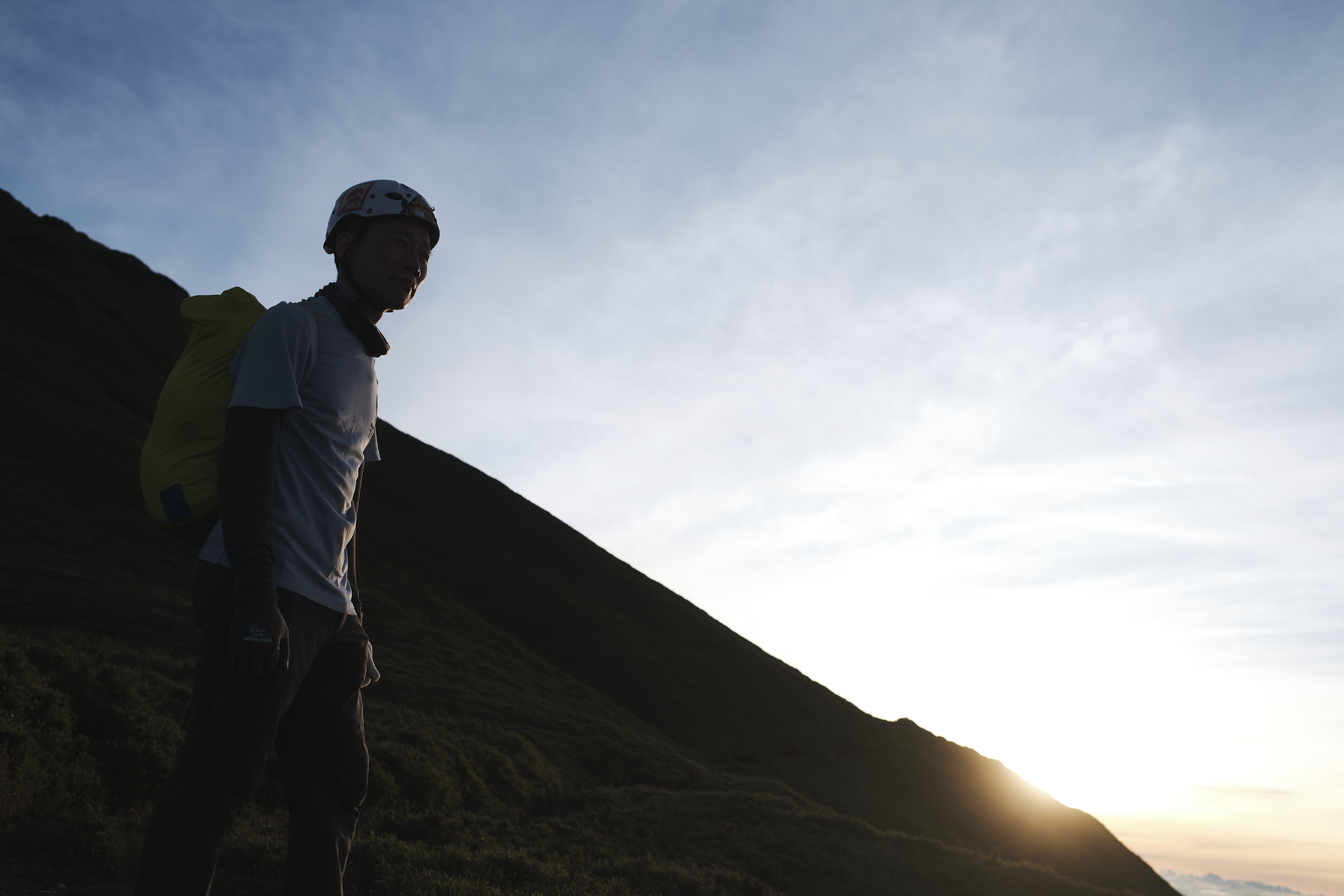 站在山的暗面，蕭添益清楚明白大自然生機勃勃，卻也可能帶來死亡危險。