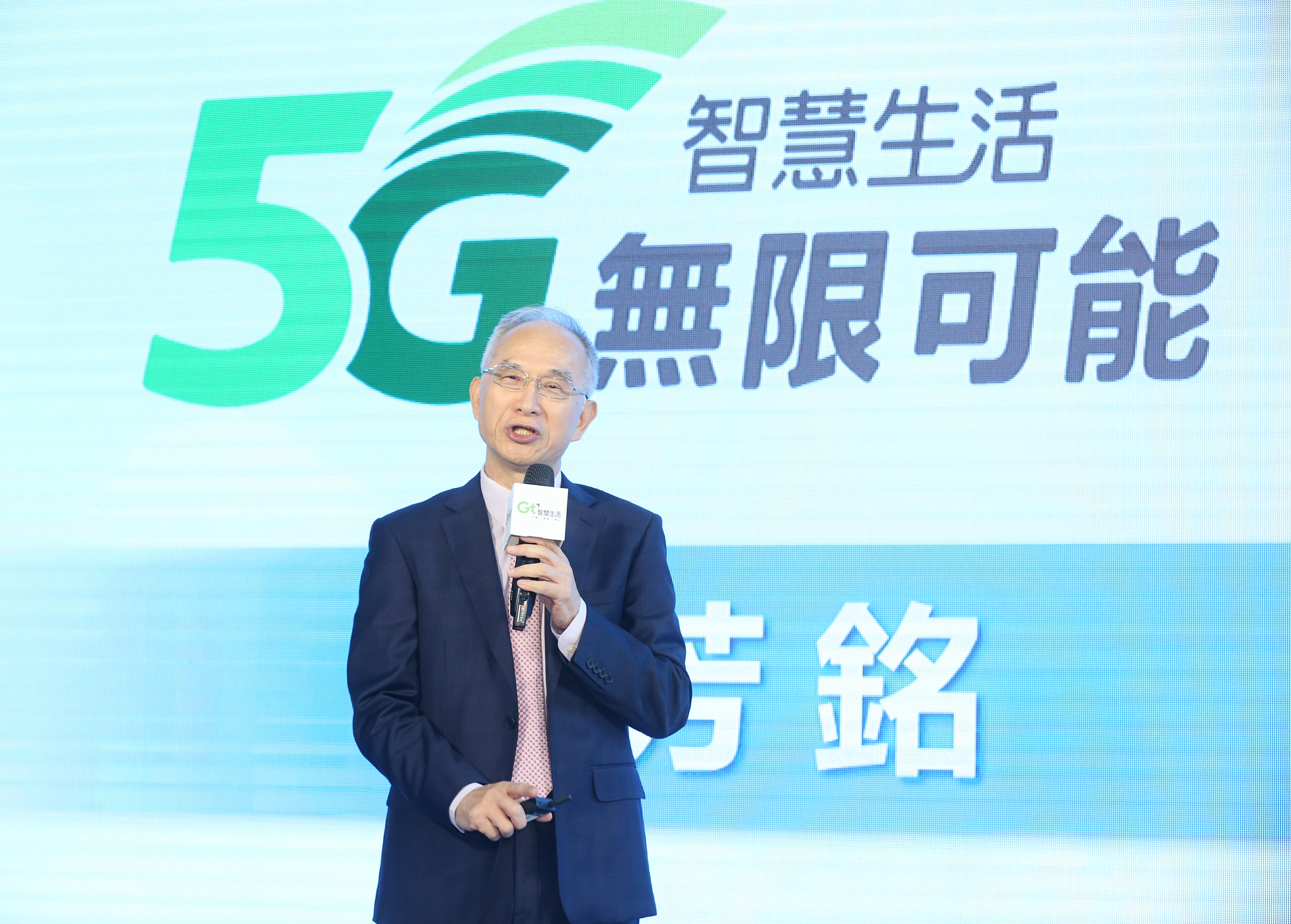 亞太電信終於趕在iPhone 12開賣前一天正式5G開台，董事長呂芳銘強調，亞太的網路品質已擠進前三大。