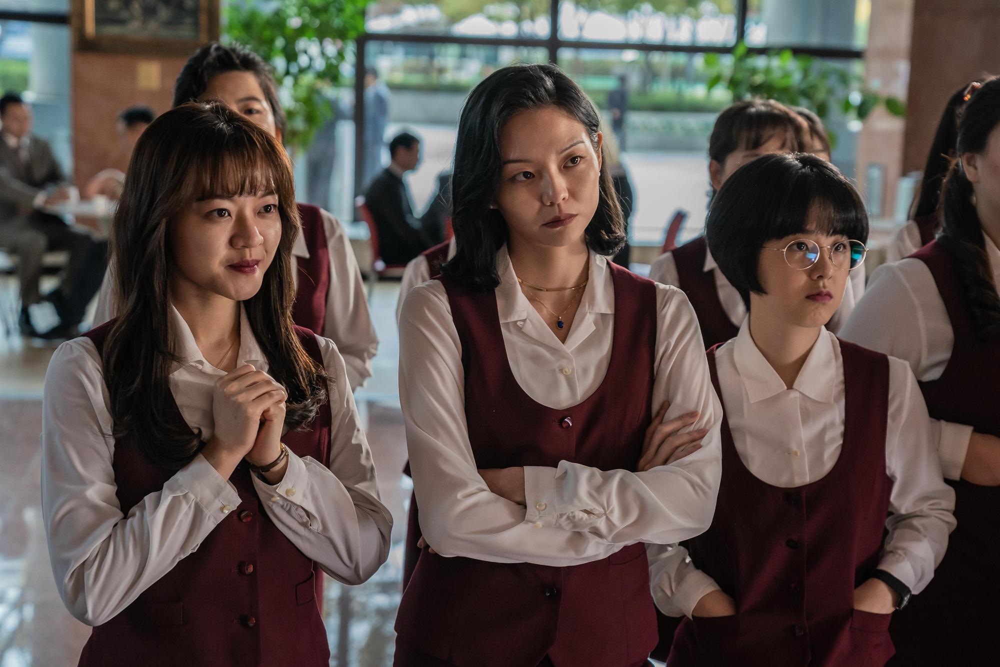 高我星（左起）、李絮、朴惠秀在新片《菜英文沒在怕》飾演90年代力求升遷的OL，因發現公司不當行為而決定奮力對抗。（車庫娛樂提供）