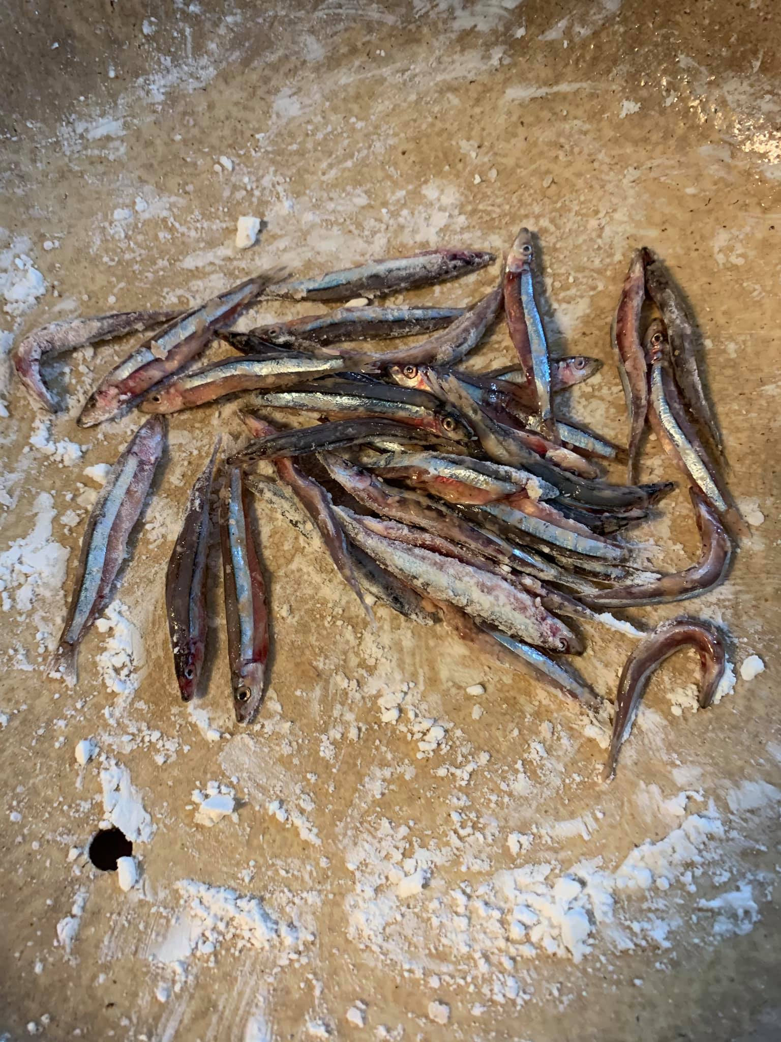丁香魚擦乾調味後，靜置備用。