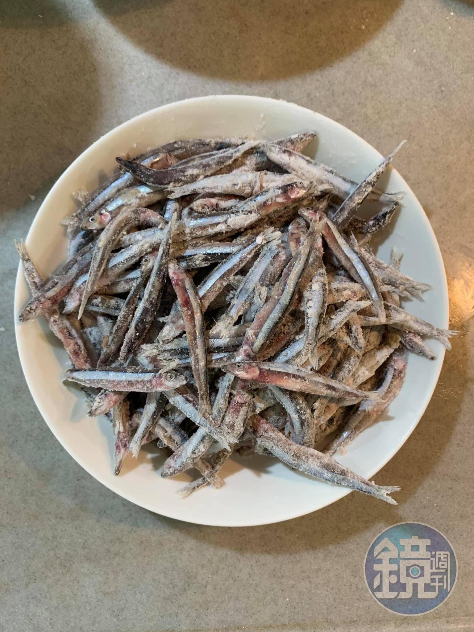 丁香魚輕沾太白粉。