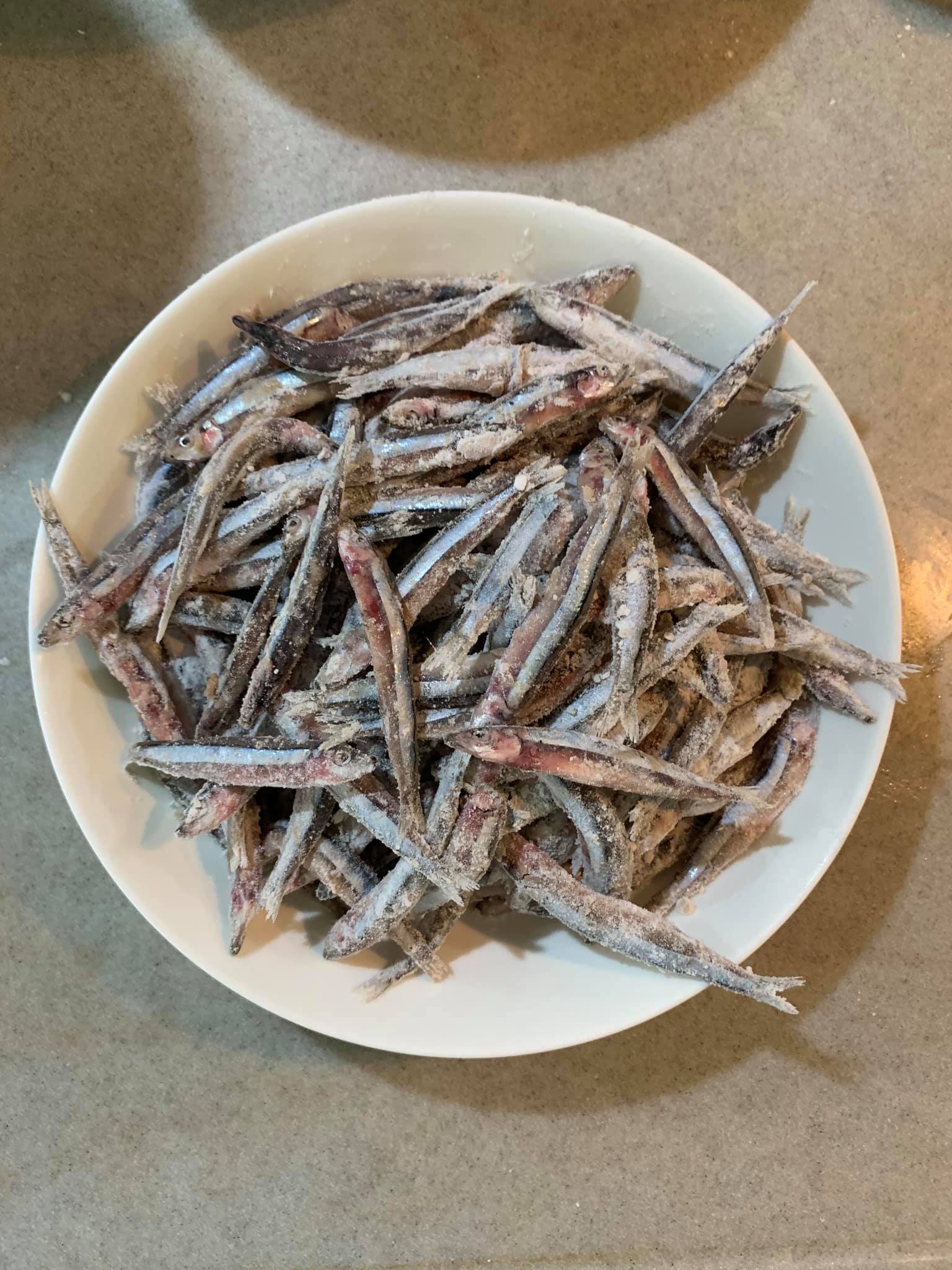 丁香魚輕沾太白粉。