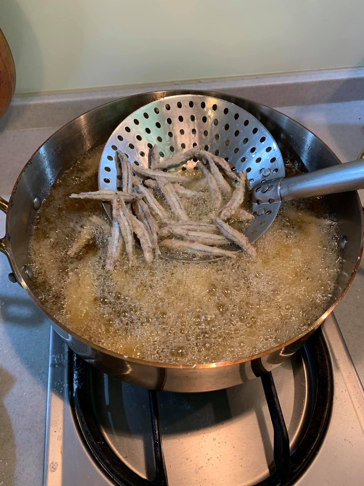 丁香魚入鍋開始油炸。