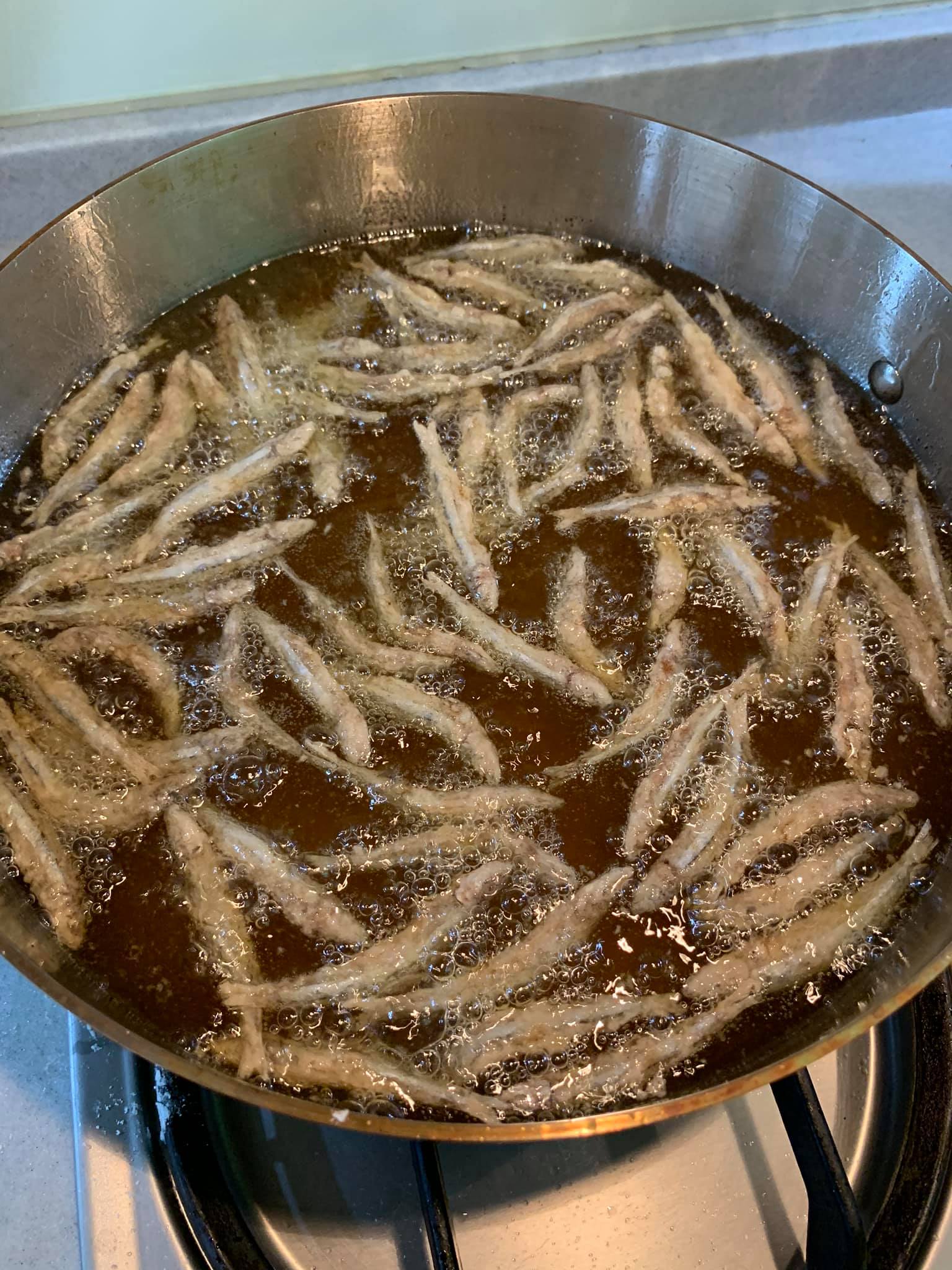 炸至金黃香酥。