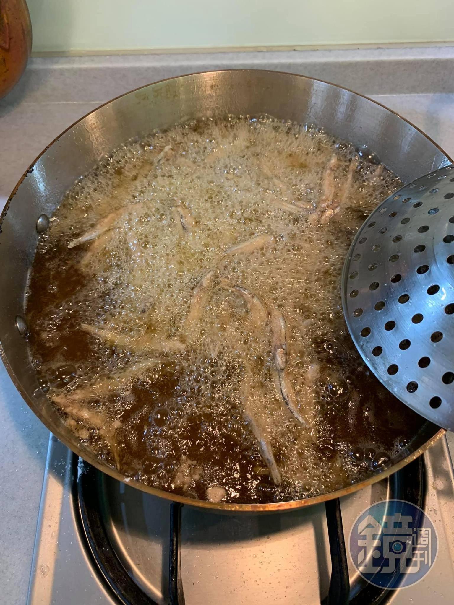 分兩批酥炸。