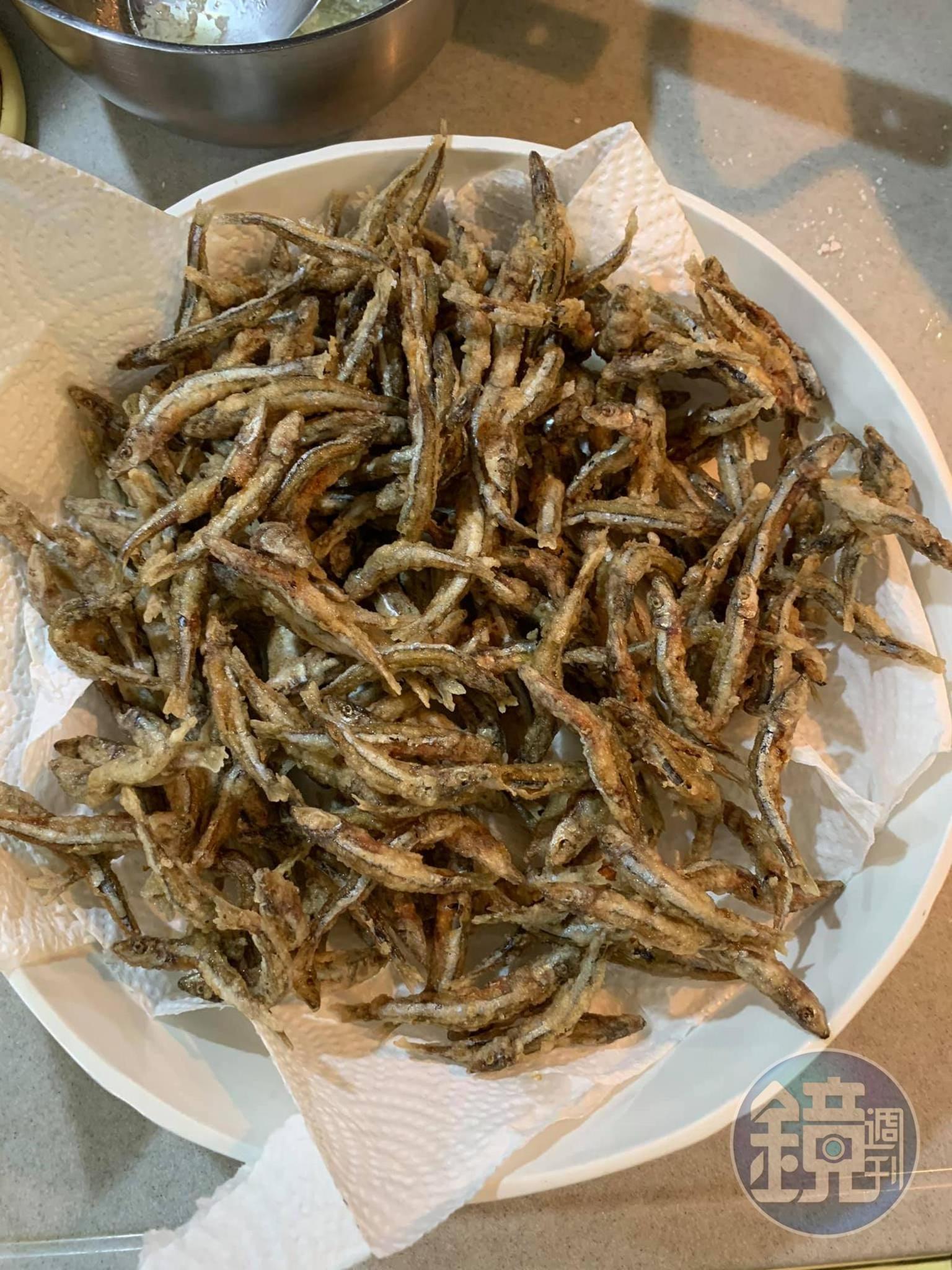 炸好後瀝油備用。
