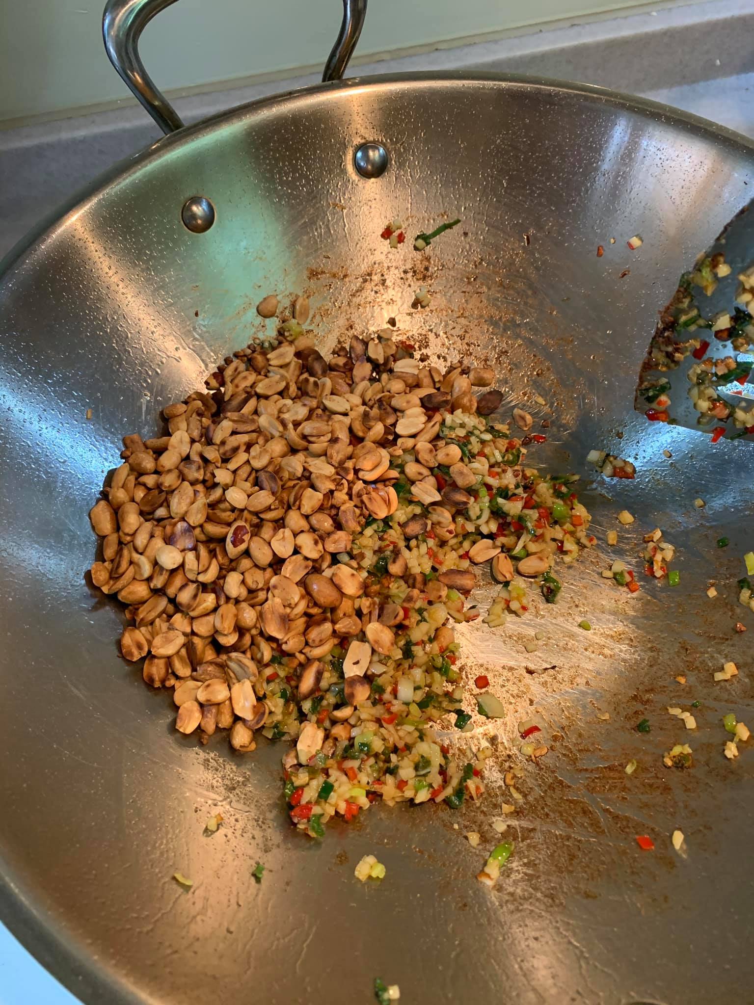 放煸好的花生同炒，放一點椒鹽調味。