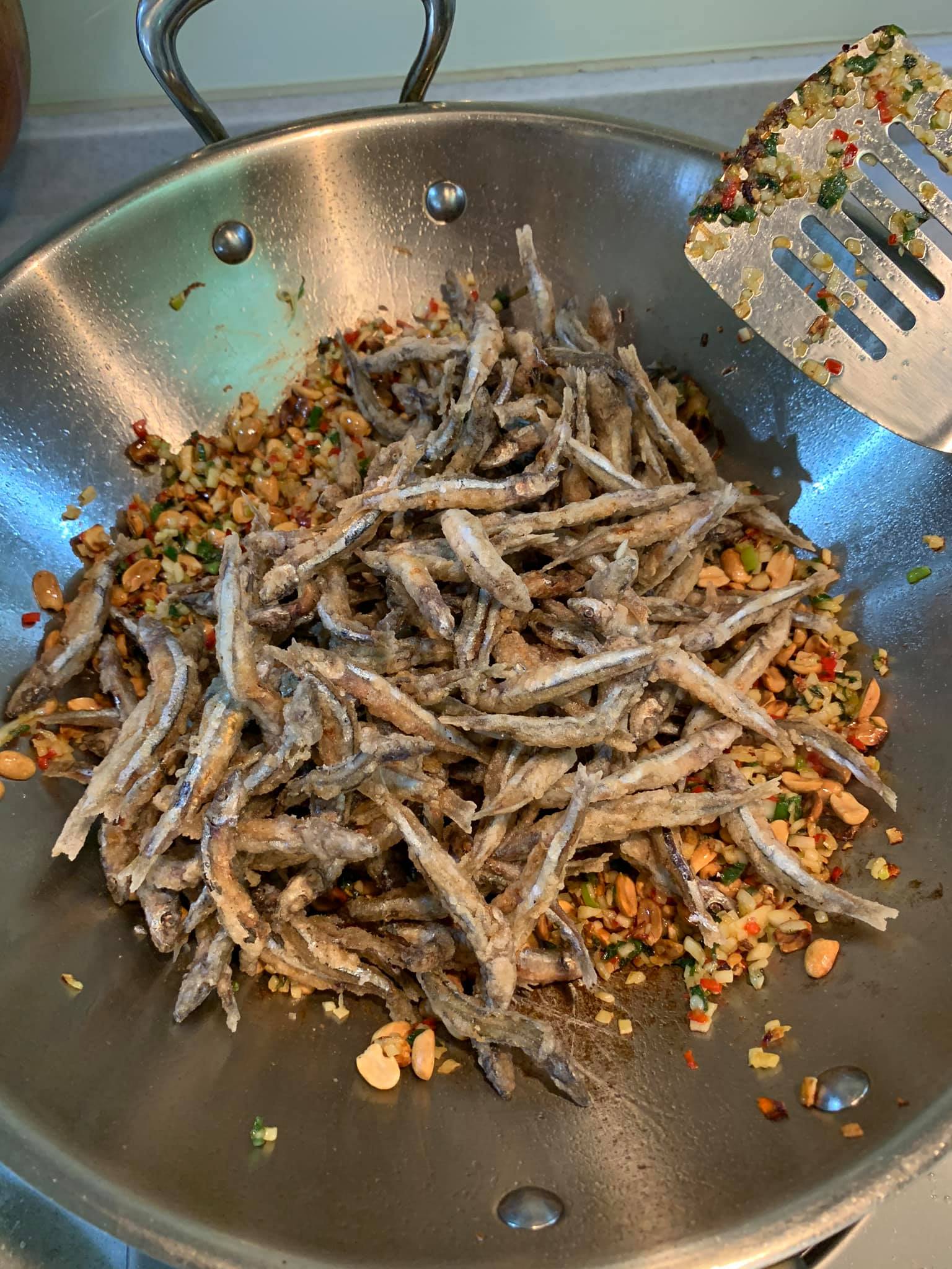 丁香魚下鍋。