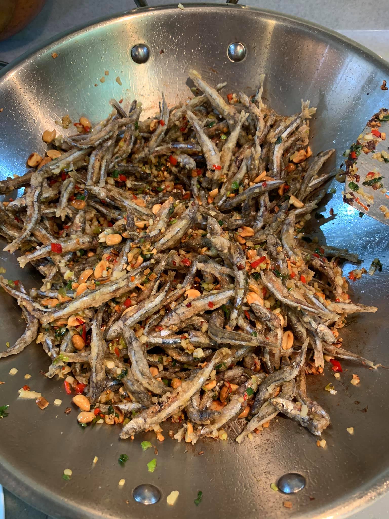 丁香魚下鍋後，輕輕拌一拌即起鍋。