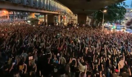 泰國數月來街頭示威抗議不斷,政府15日隨即宣布曼谷進入緊急狀態,泰國政府最新公告,已正式宣布解除曼谷緊急狀態。(翻攝wikileaks推特)