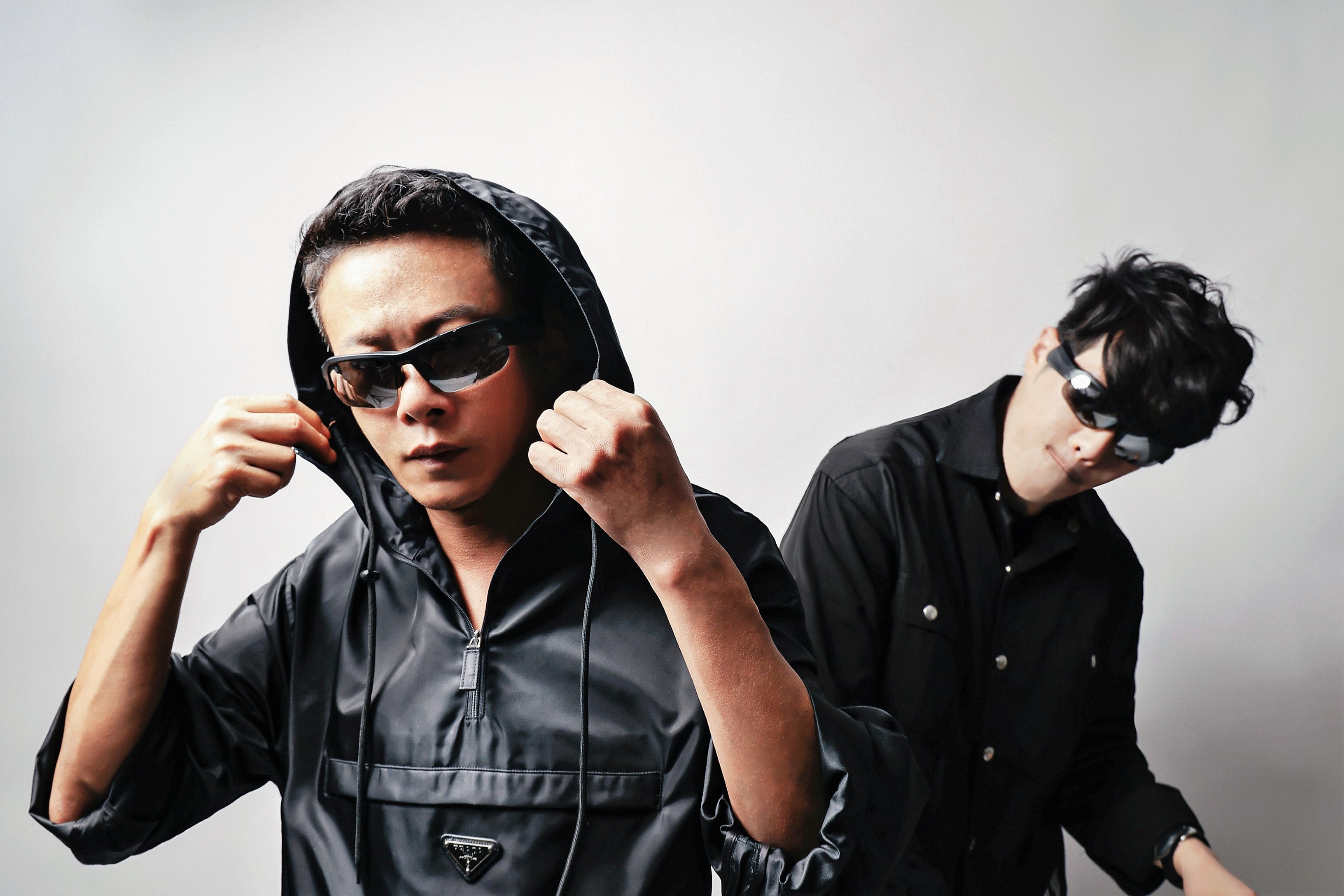 李康生（左）與范景翔生日相隔3天，兩人攜手完成生日公益作品。（范禾文化提供）