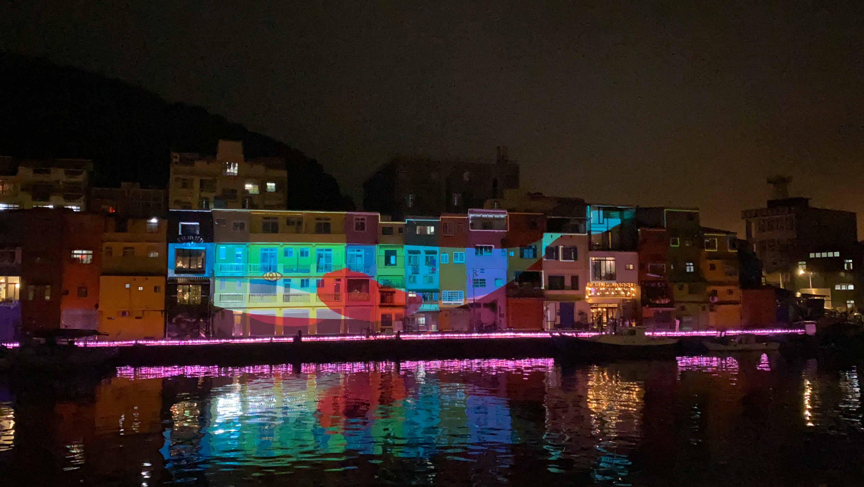 彩色屋有大鯨魚游進來！