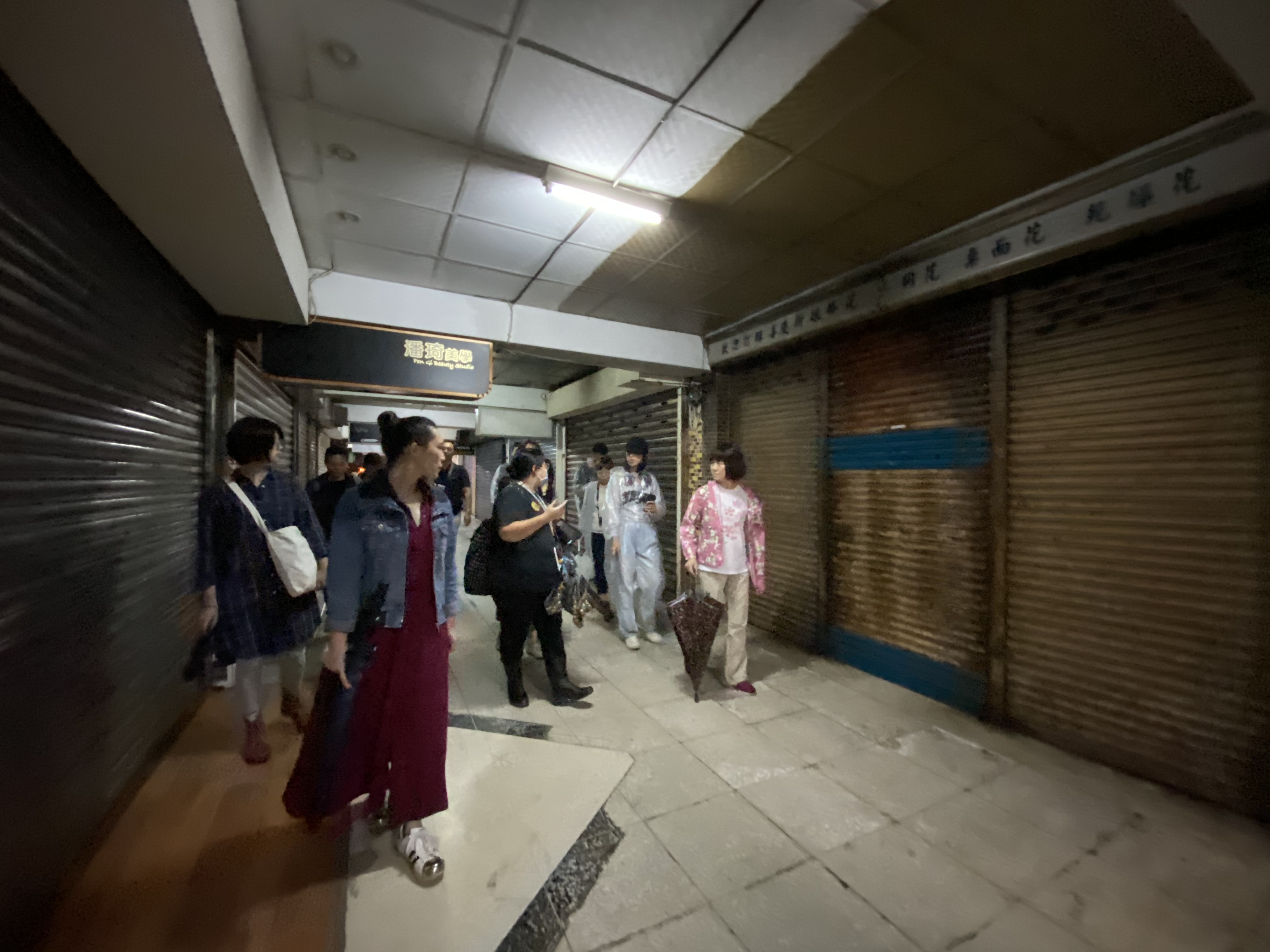 走過深夜的明德大樓，得放輕聲量不要吵到住戶。