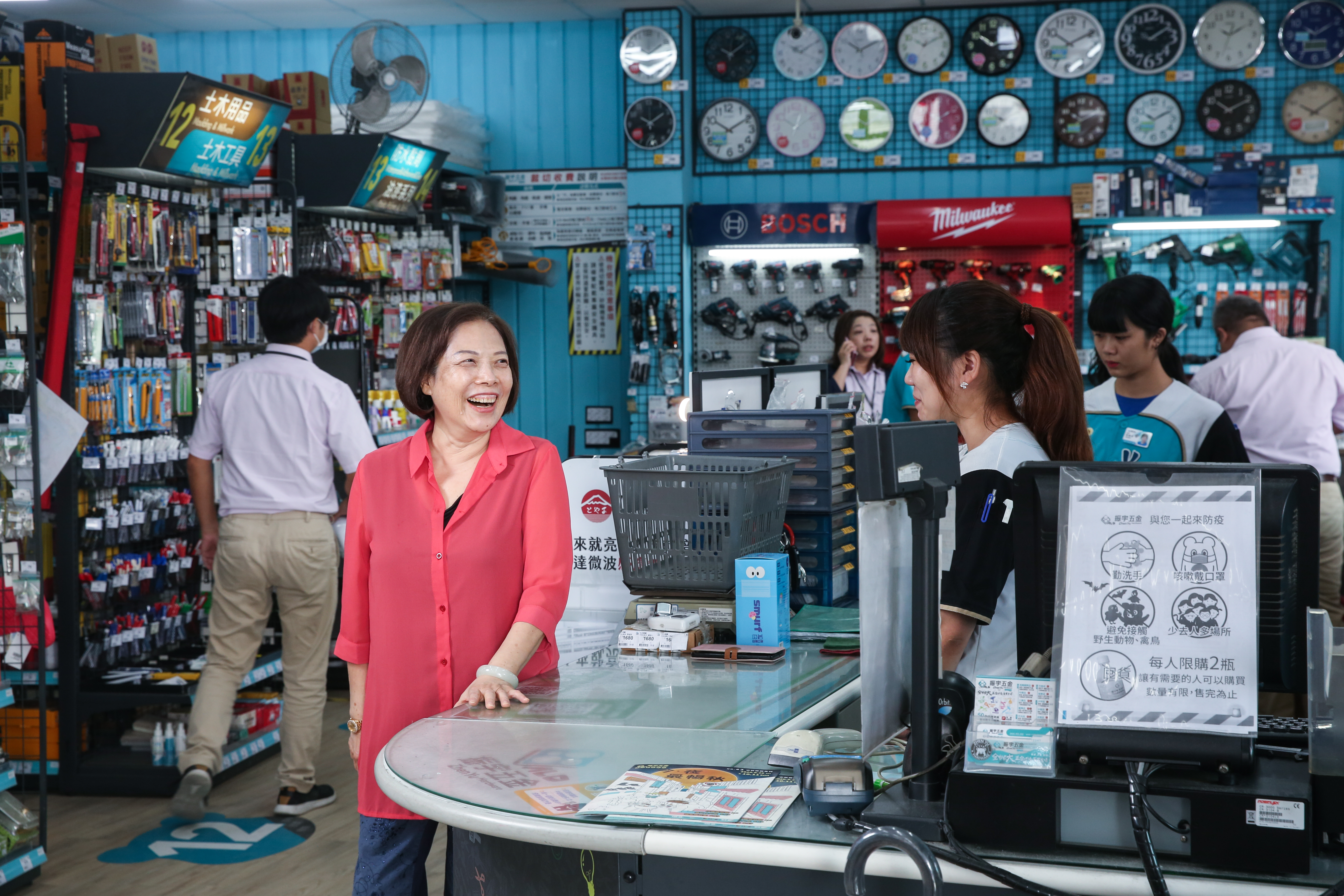 曾善（紅衣）從年輕時就在櫃檯第1線，不論和顧客或員工互動始終親和力十足。