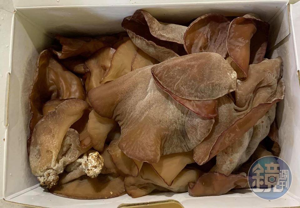黑木耳用半盒。