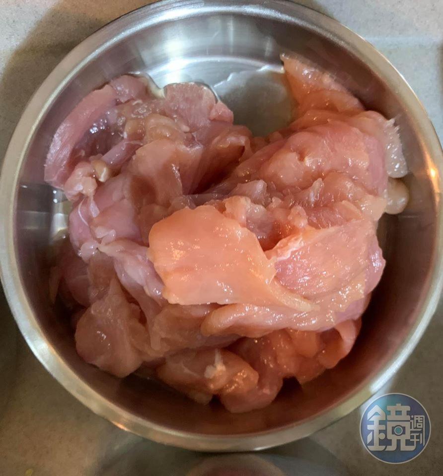 今天用雞里肌肉，以豬肉替代也可。