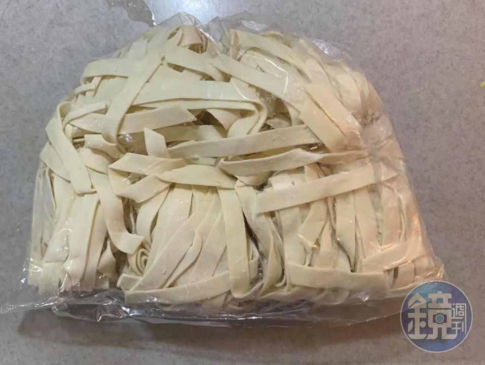 準備寬麵4球。