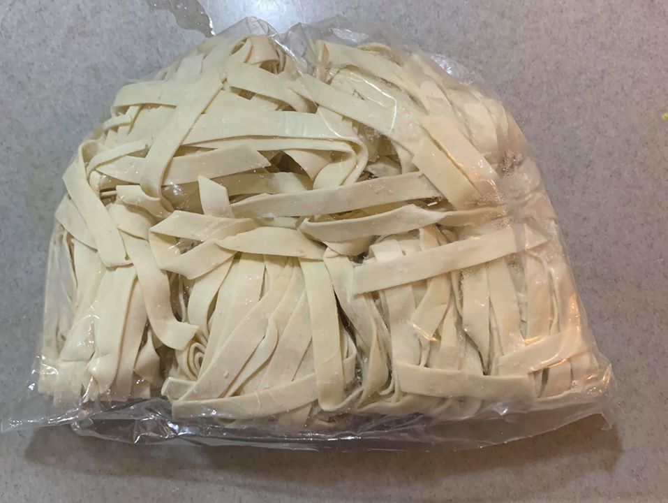 準備寬麵4球。