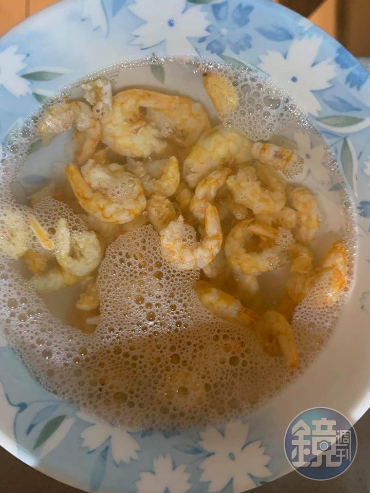 蝦米泡水備用。