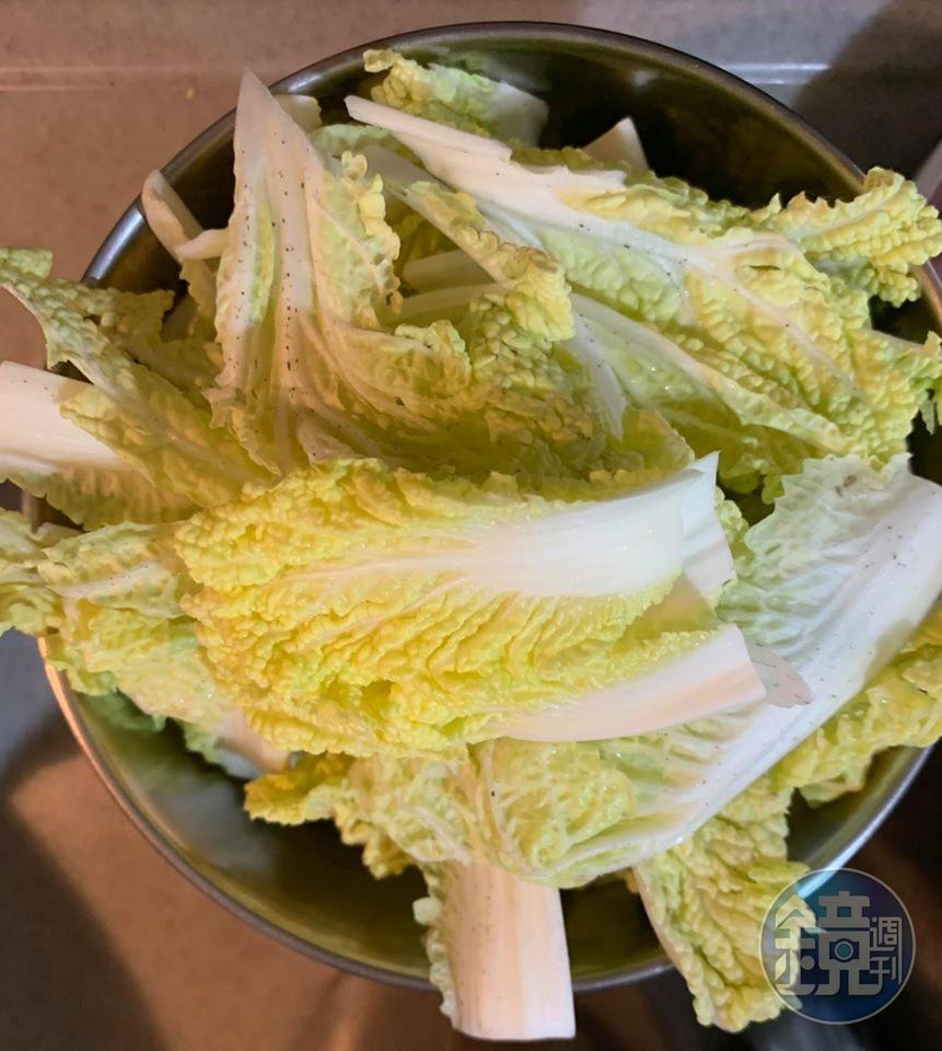 娃娃菜剝成片備用。
