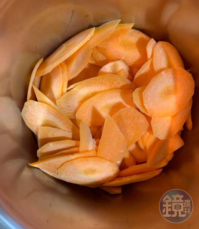 紅蘿蔔切片。
