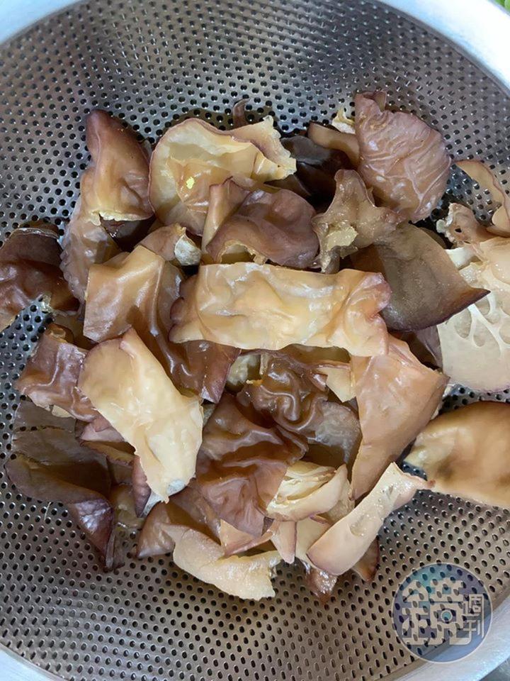 黑木耳撕成小朵。