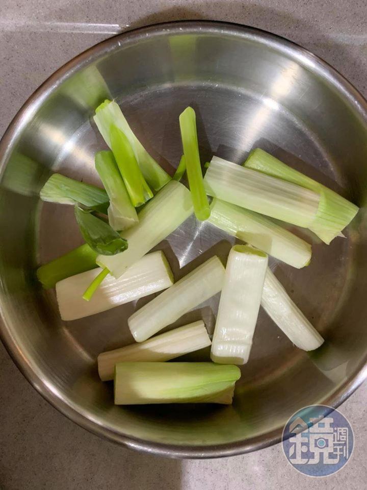 蔥白切段備用。