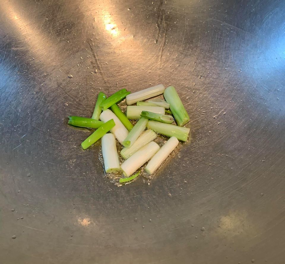 熱鍋炒蔥段。