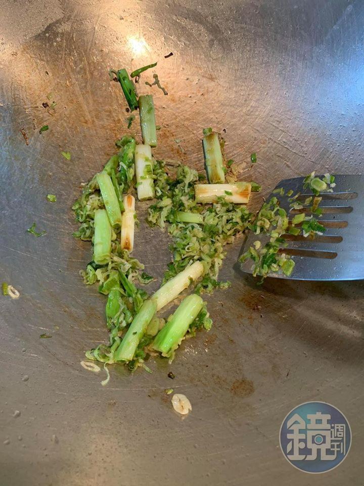 下蒜苗末一起爆炒至微焦。