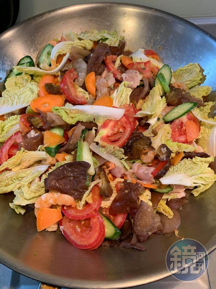 食材大火熗鍋。