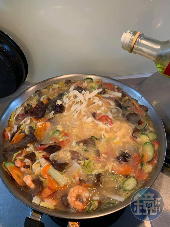 加蛋汁後不要翻攪，最後加香麻油提味。