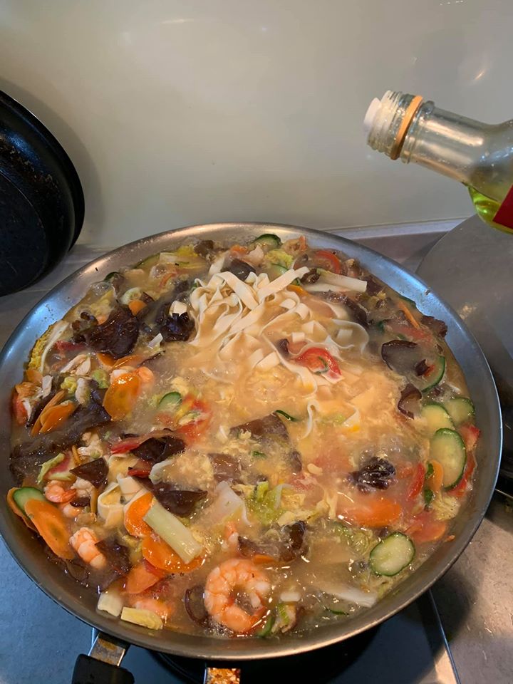 加蛋汁後不要翻攪，最後加香麻油提味。