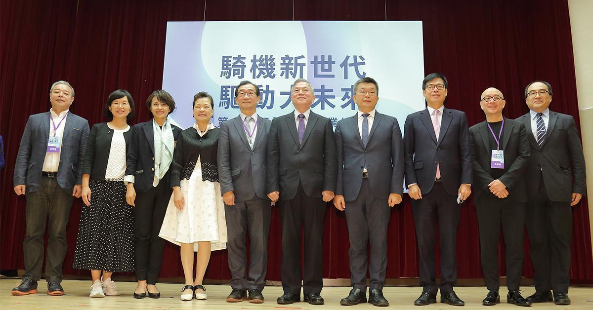 第一屆智慧移動產業論壇邀集行政院副院長沈榮津、立法院副院長蔡其昌、經濟部長王美花、高雄市長陳其邁、立法委員蘇巧慧、邱議瑩,工業局長呂正華等官員力挺,產業界則有Gogoro執行長陸學森、宏佳騰董事長鍾杰霖等人出席。