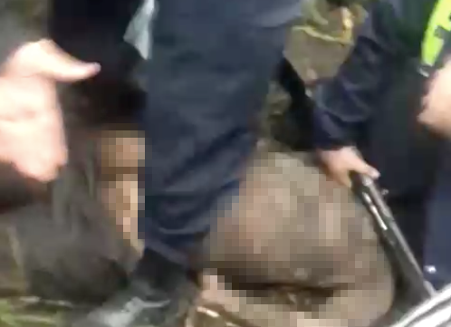 凶手被500鄉民帶到野外毆打致死，警方趕至現場時已無氣息。（翻攝自perfil.com）