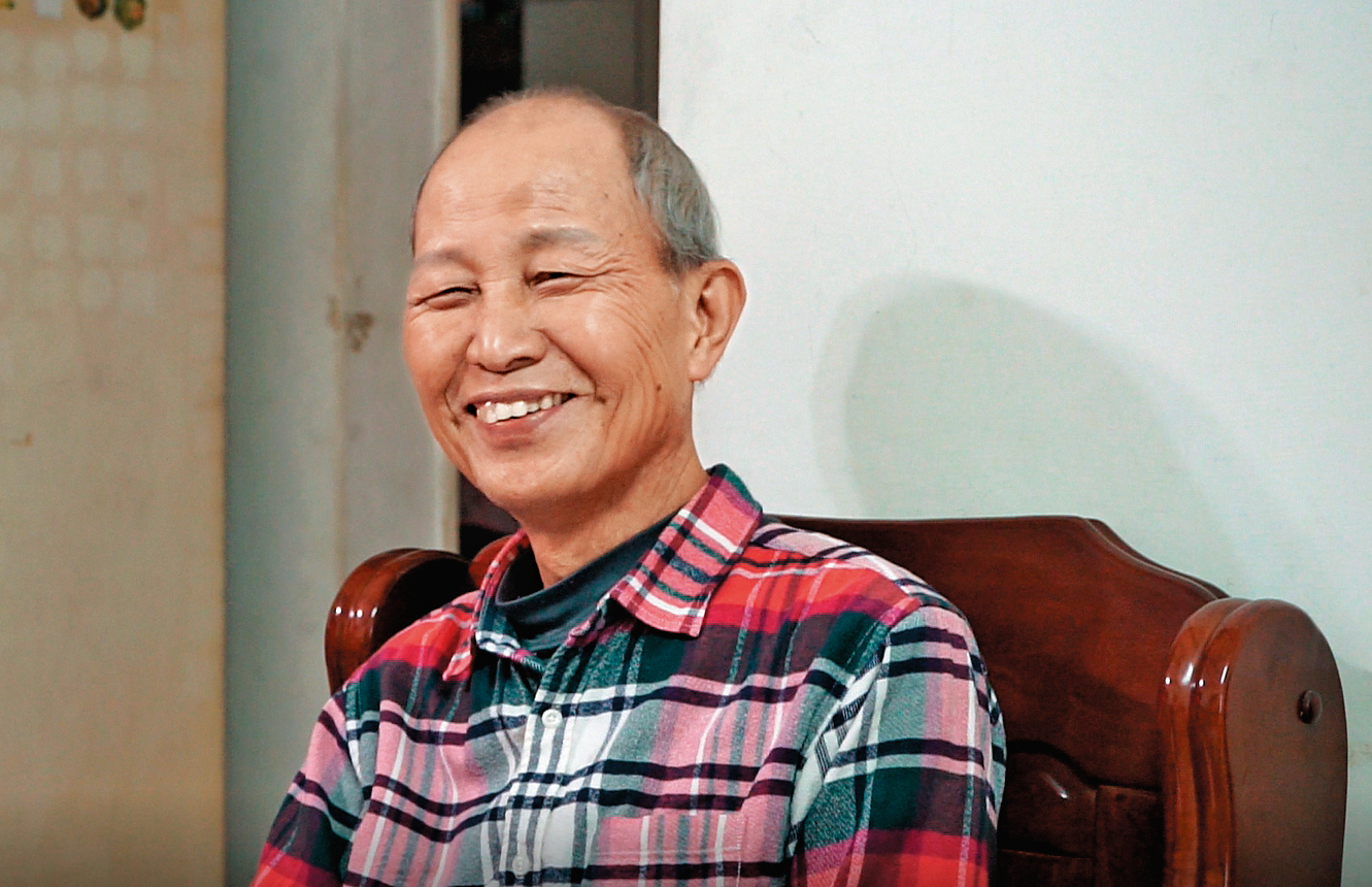 鮑啟宇(圖)今年5月接受立委林昶佐辦公室的錄影訪談,當時他已病重,但仍撐起笑容應對。(林昶佐辦公室提供)