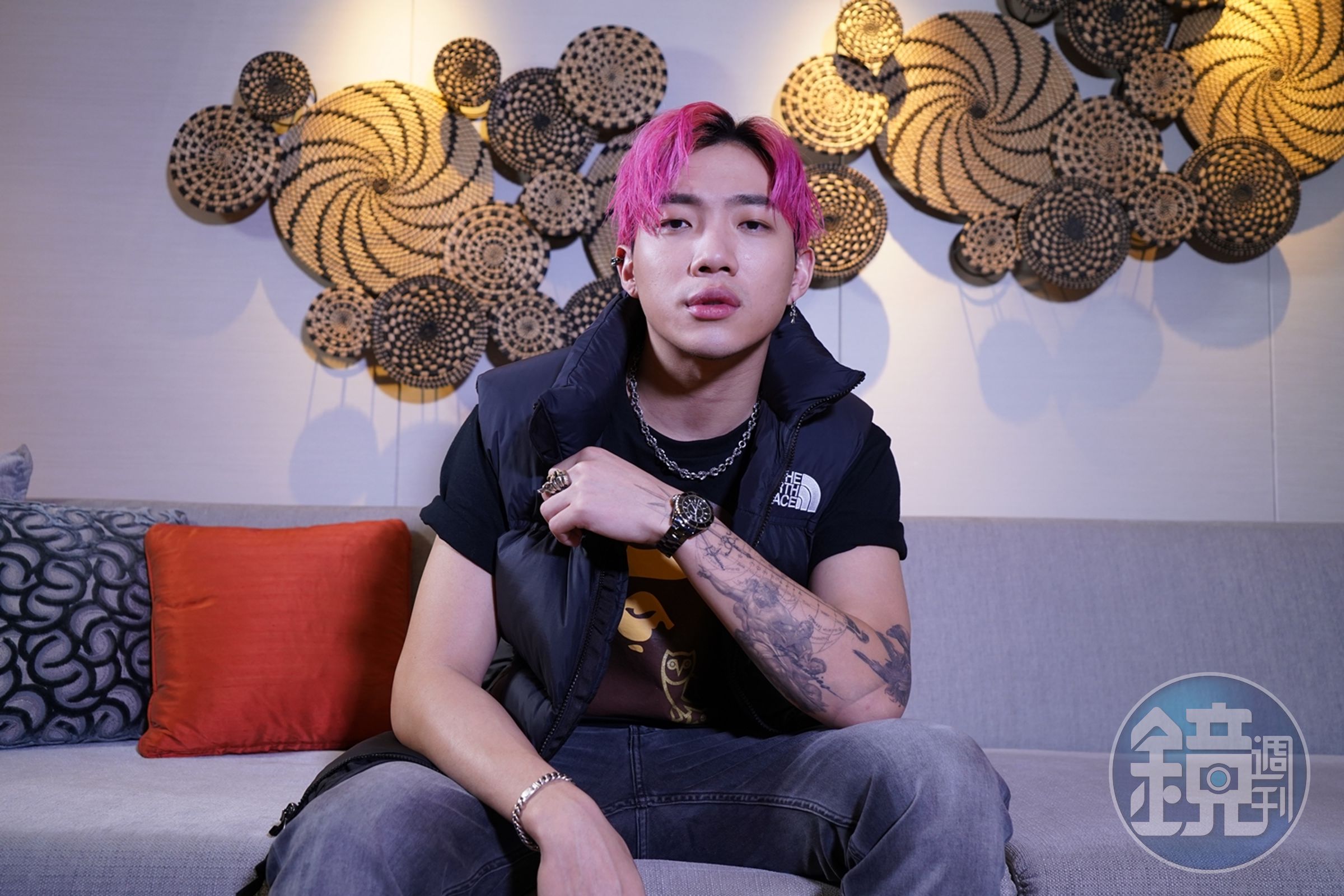 ØZI發新專輯，笑說這次發片有很多關，很多彩蛋，像打電玩一樣。（MyMusic提供）