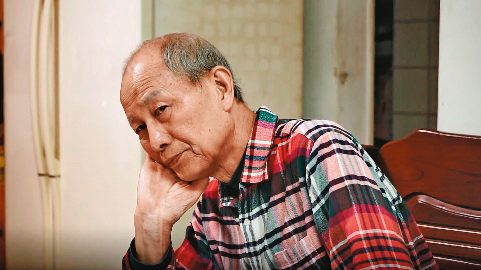 鮑啟宇過去4年積極嘗試各種療程，較幸運的他，比一般惡性間皮瘤患者奮戰了更長時間。（林昶佐辦公室提供）