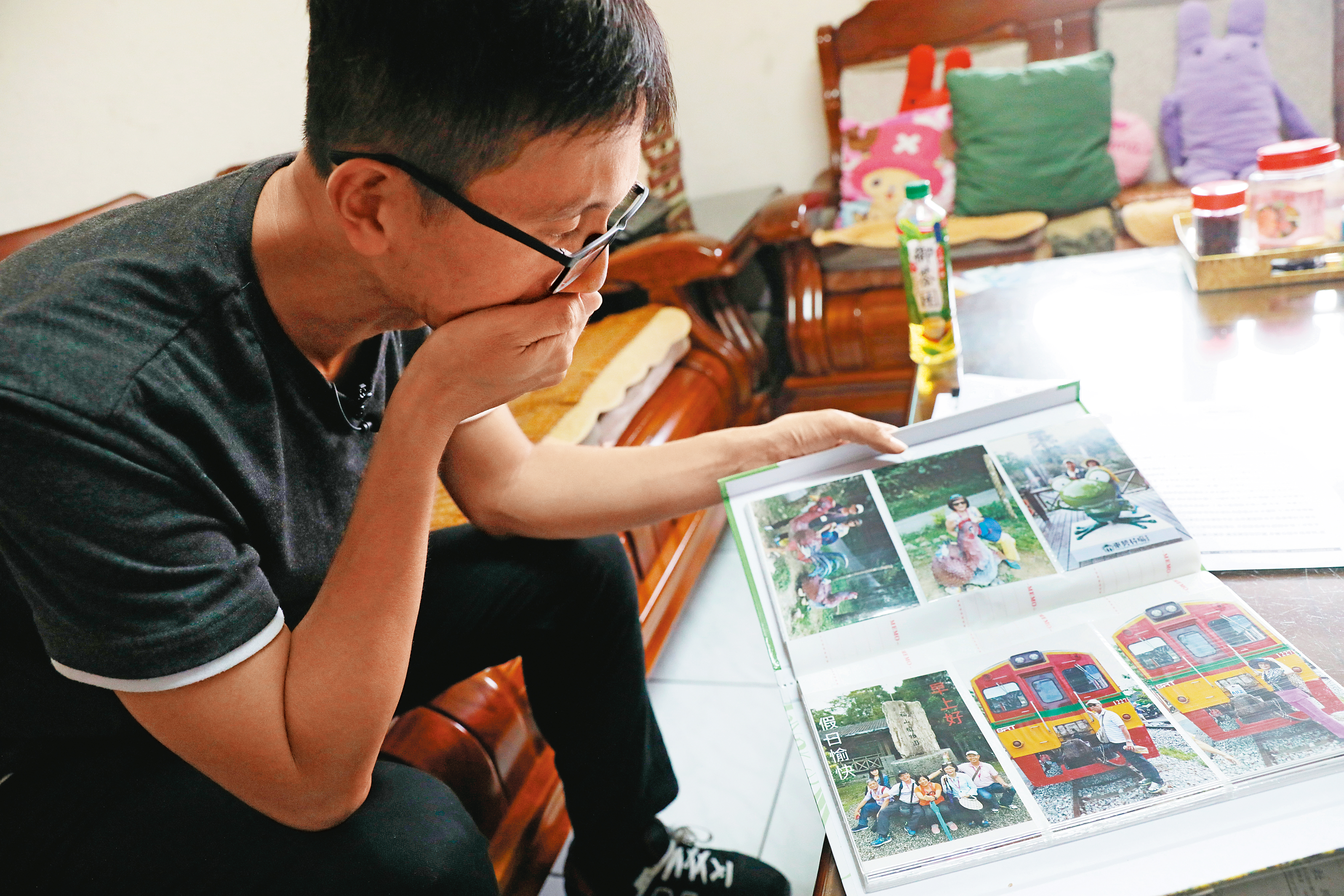 鮑啟宇過世前，將自己和家人的照片沖洗成好幾本相本，他兒子（圖）認為，這是爸爸想留給他們看的。