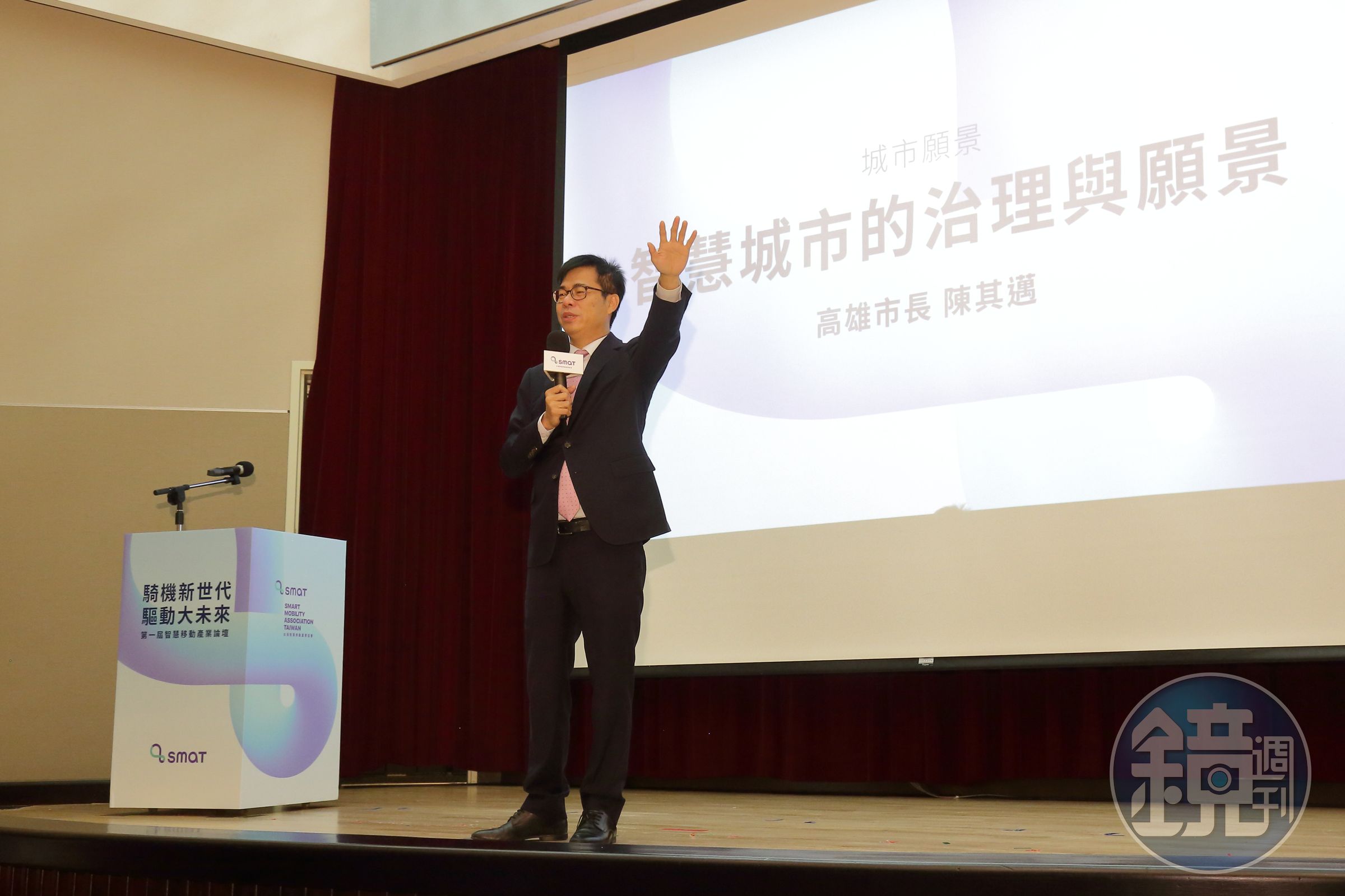 市長觀察電動機車低噪音並且環保，在發展交通的同時，還能對環境的影響降到最低。
