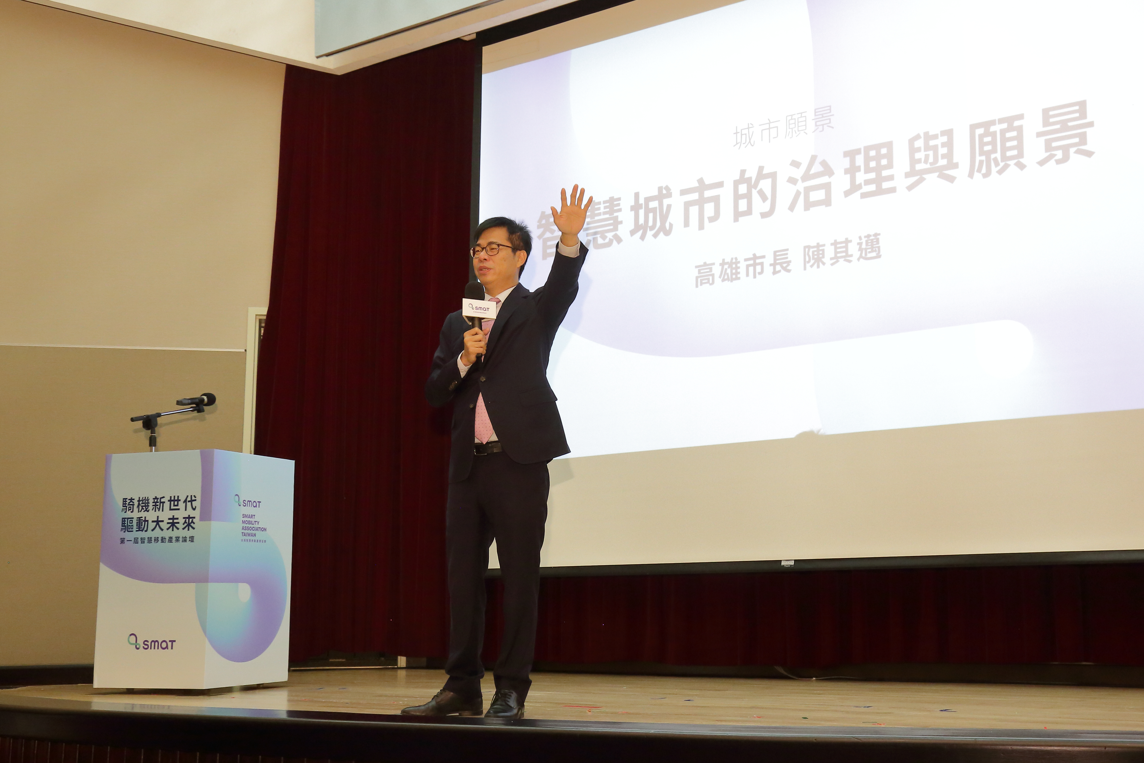 市長觀察電動機車低噪音並且環保，在發展交通的同時，還能對環境的影響降到最低。