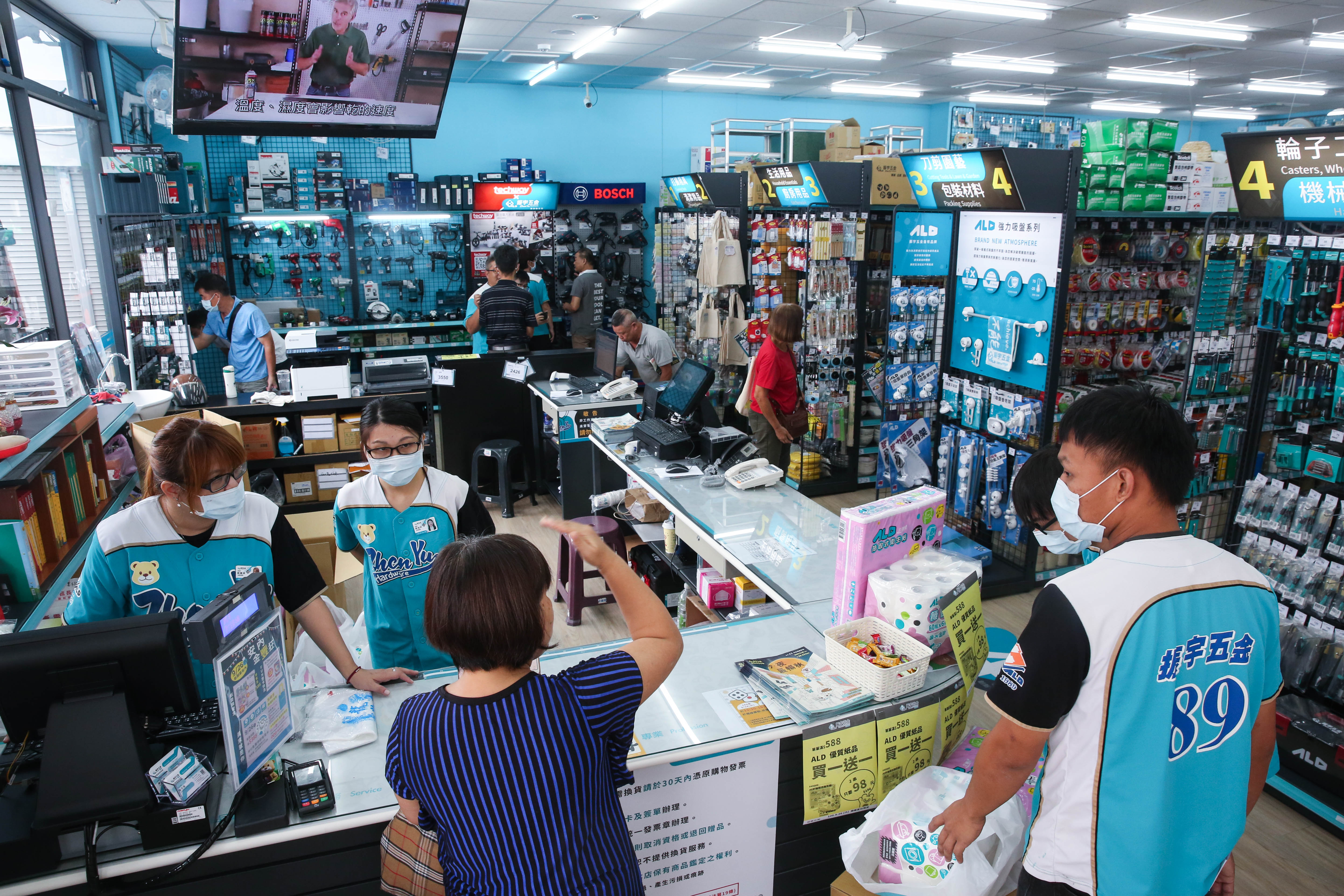 從傳統建築、水電油漆、居家園藝到生活五金，提供一站式購足的便利消費，吸引男女老少客層上門。