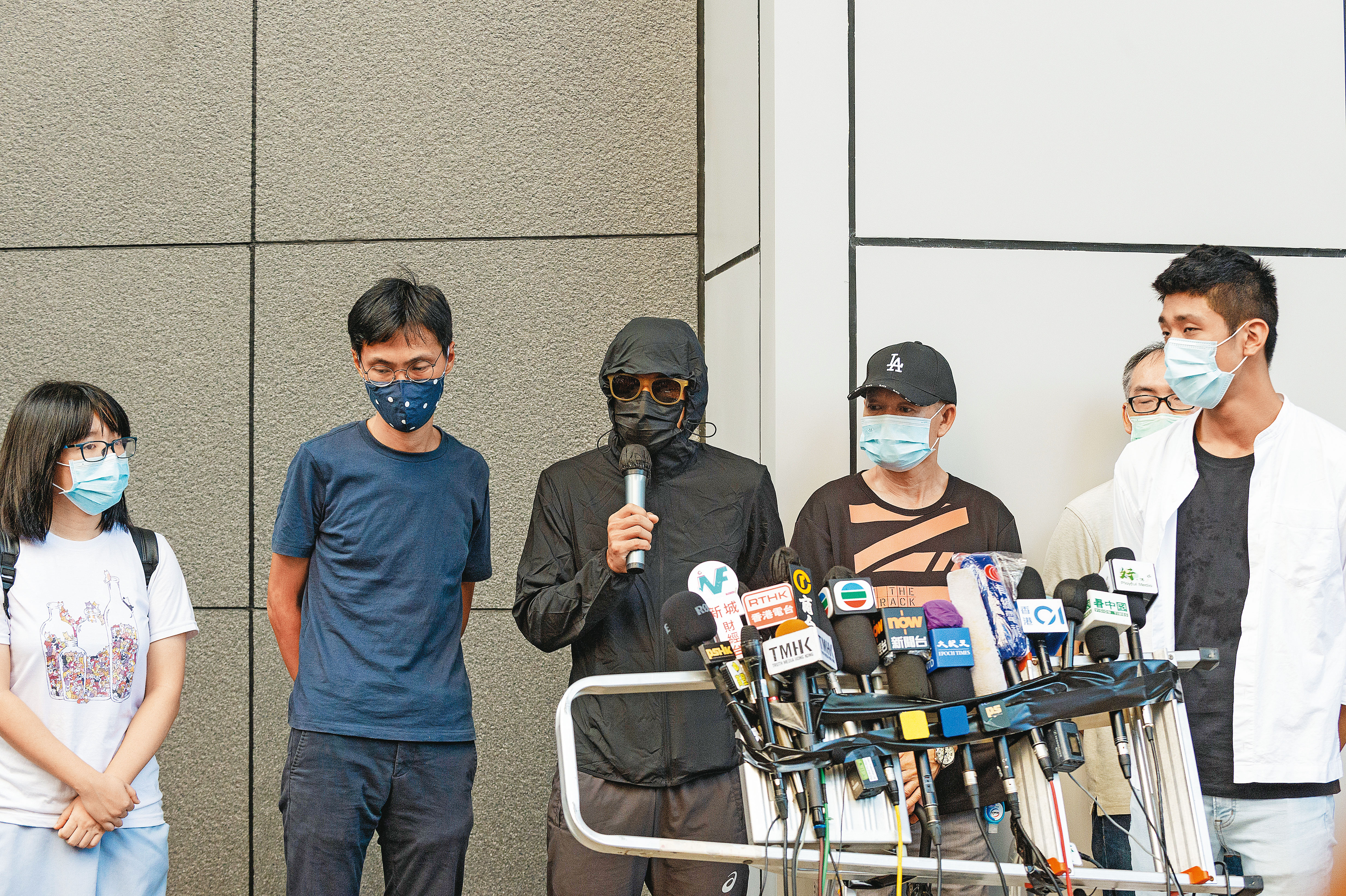 為了迫使香港政府面對12名港人被「送中」，音訊全無的問題，家屬甚至前往香港警察總部「報案」。
