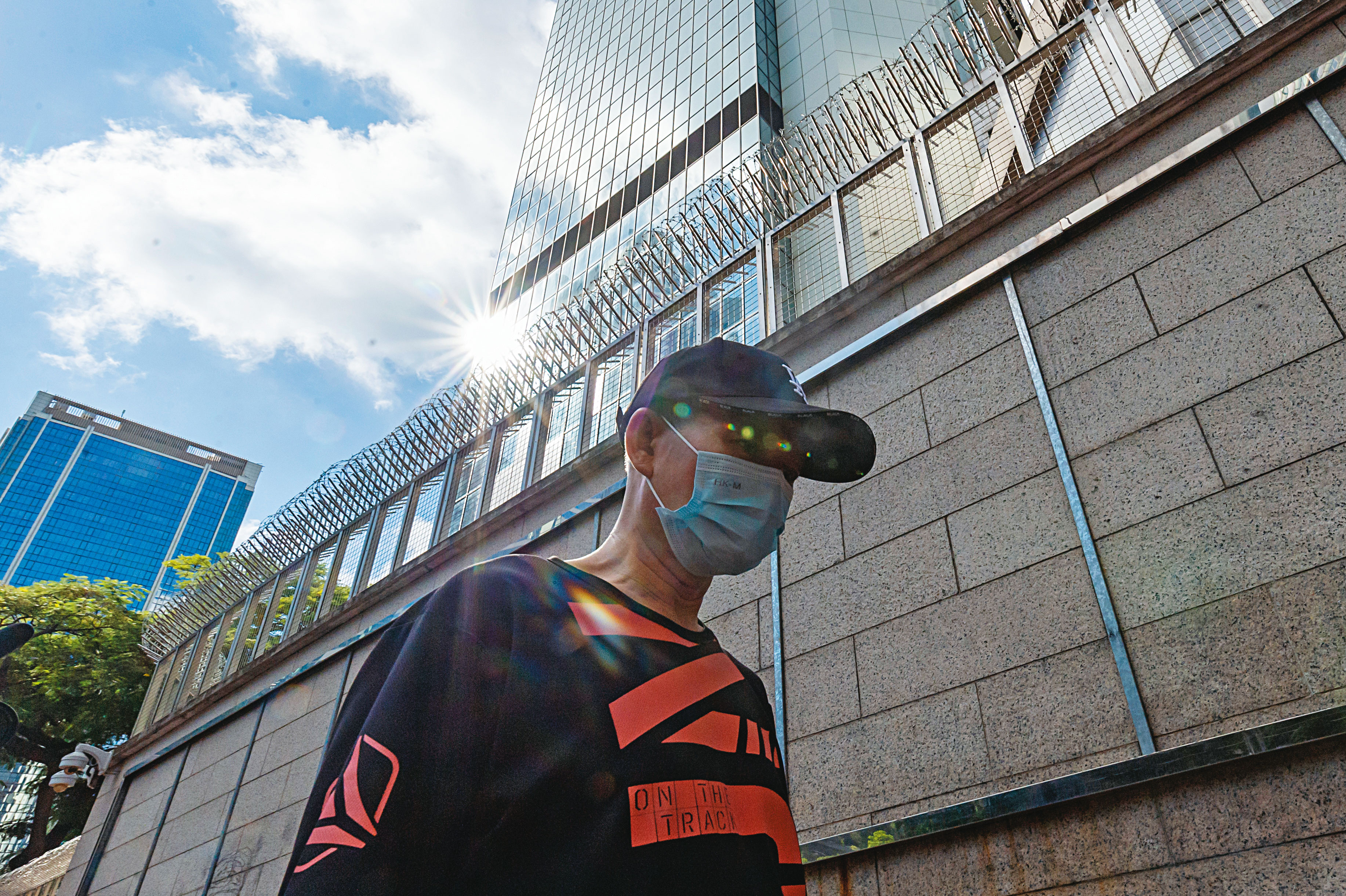 遭拘留的港人李子賢的父親(圖)支持兒子參與抗爭的行動，他說抗爭是「香港人的合法權益，是很正當去做，要求自己本身有的東西（權利）。」